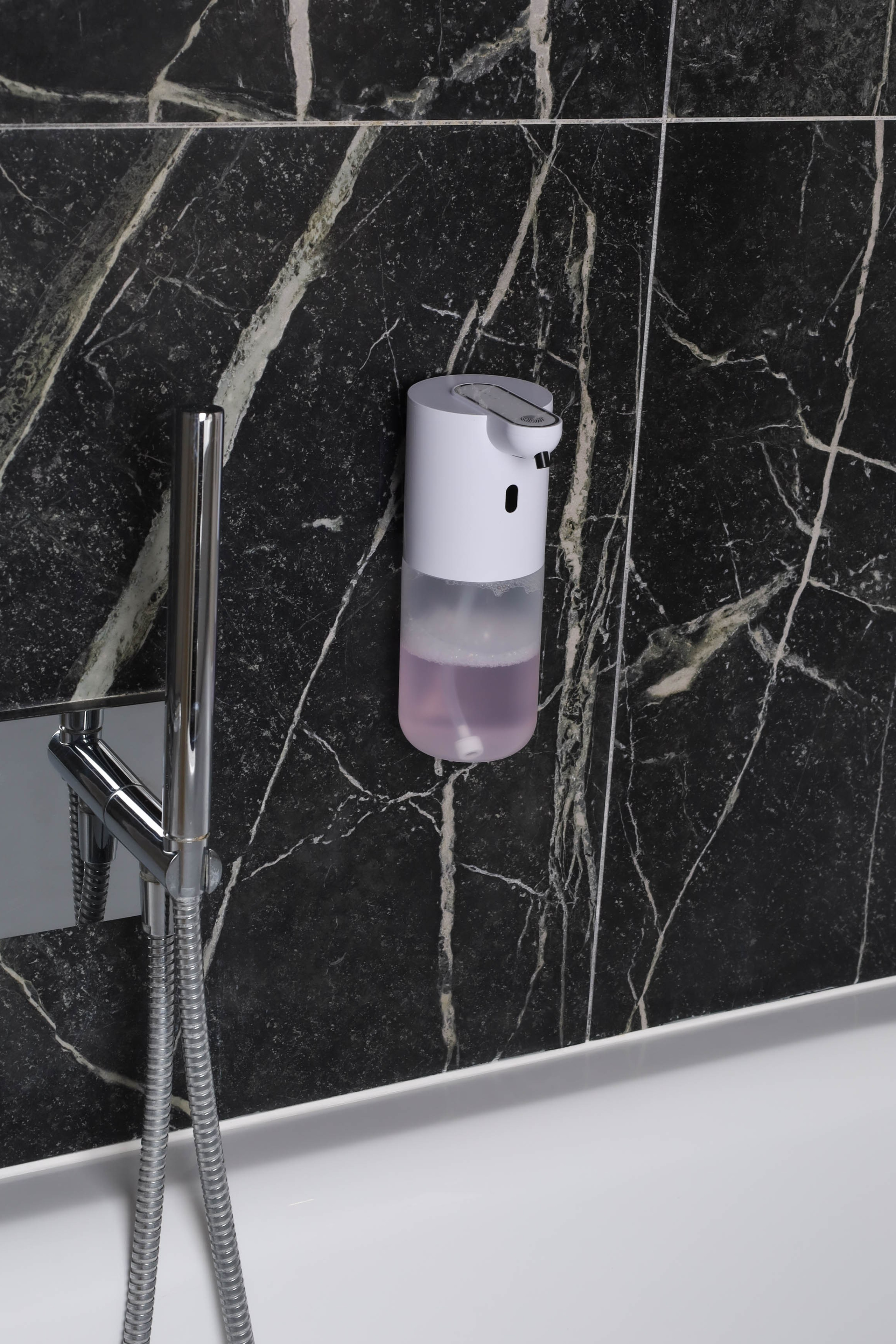 Предметная съемка техники, которая подчеркивает современные технологии и дизайн.