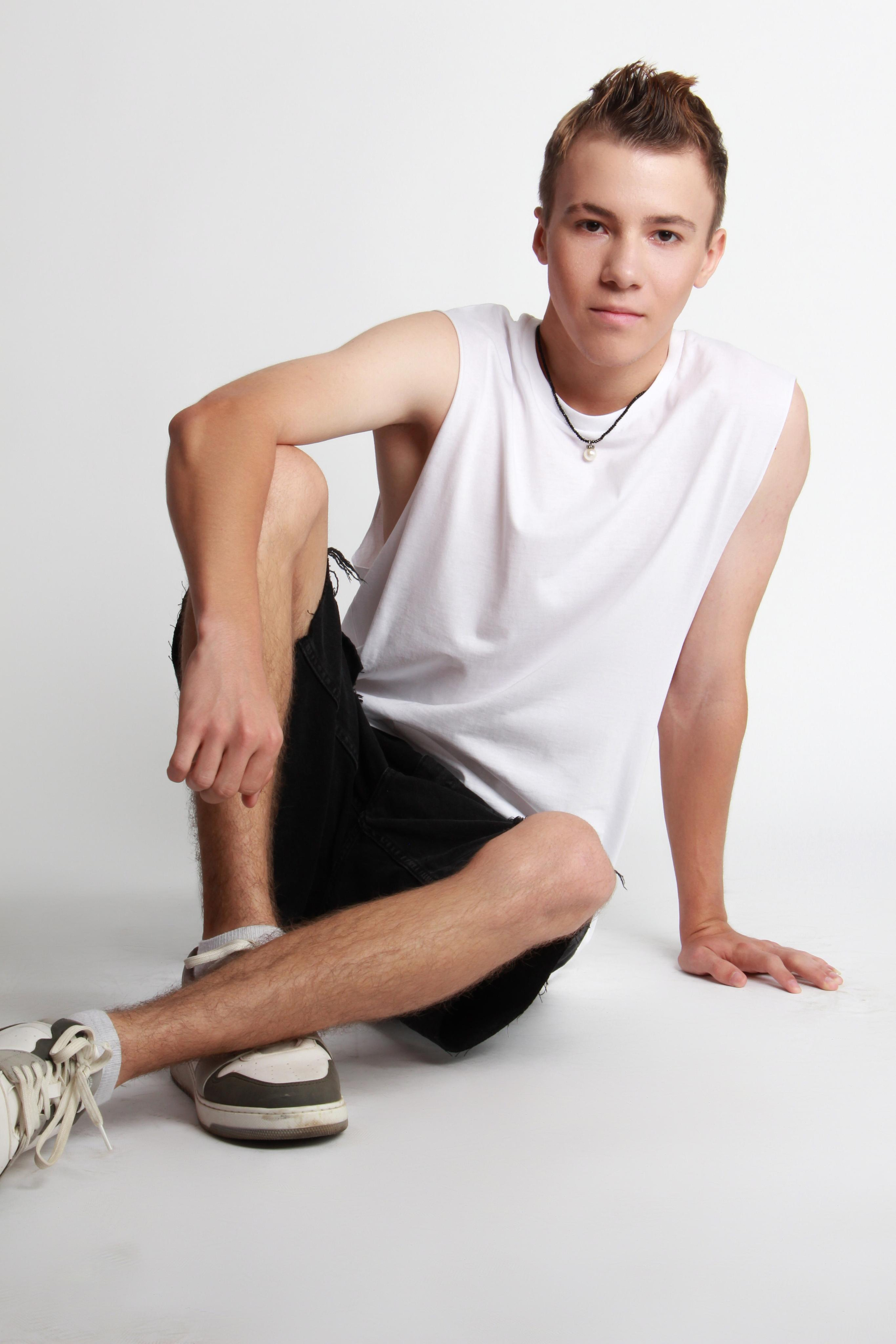 Модель для предметной съемки Руслан Б Новосибирск| Sale Easy