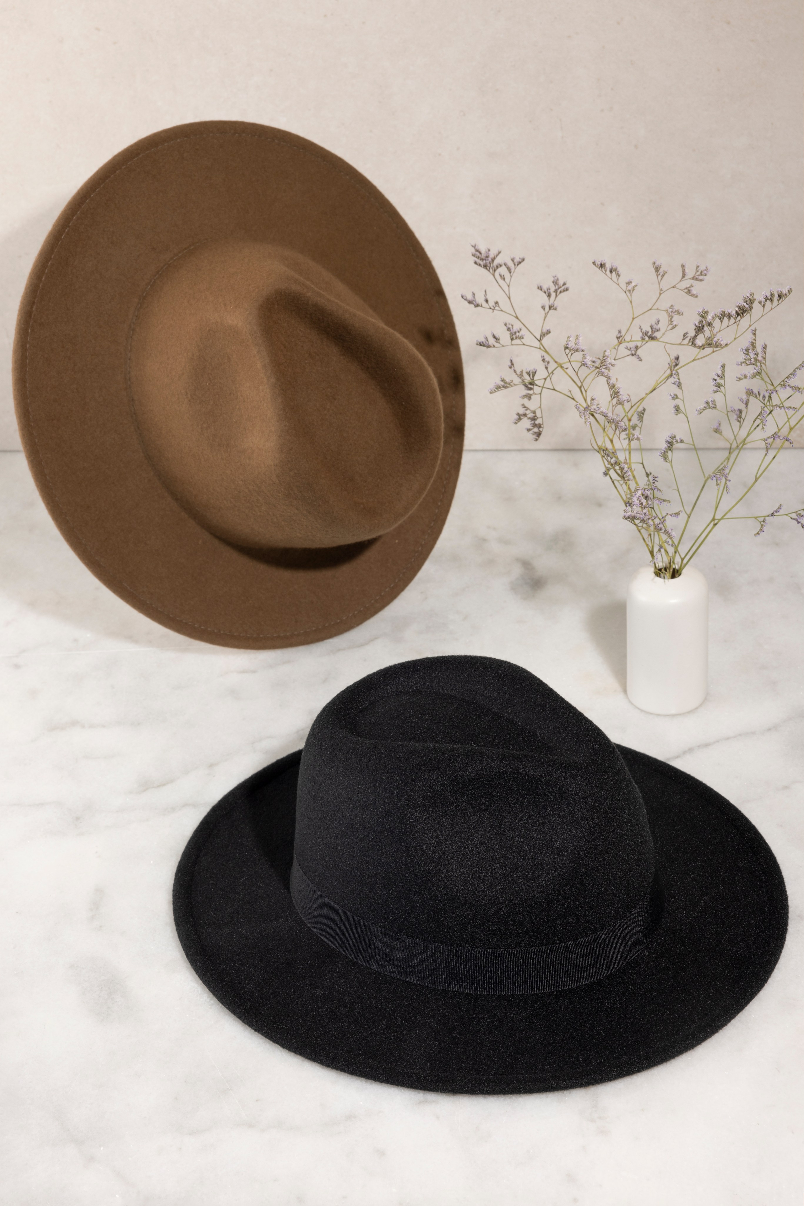 Референс для модных шляп, дополняющих вечерние наряды.