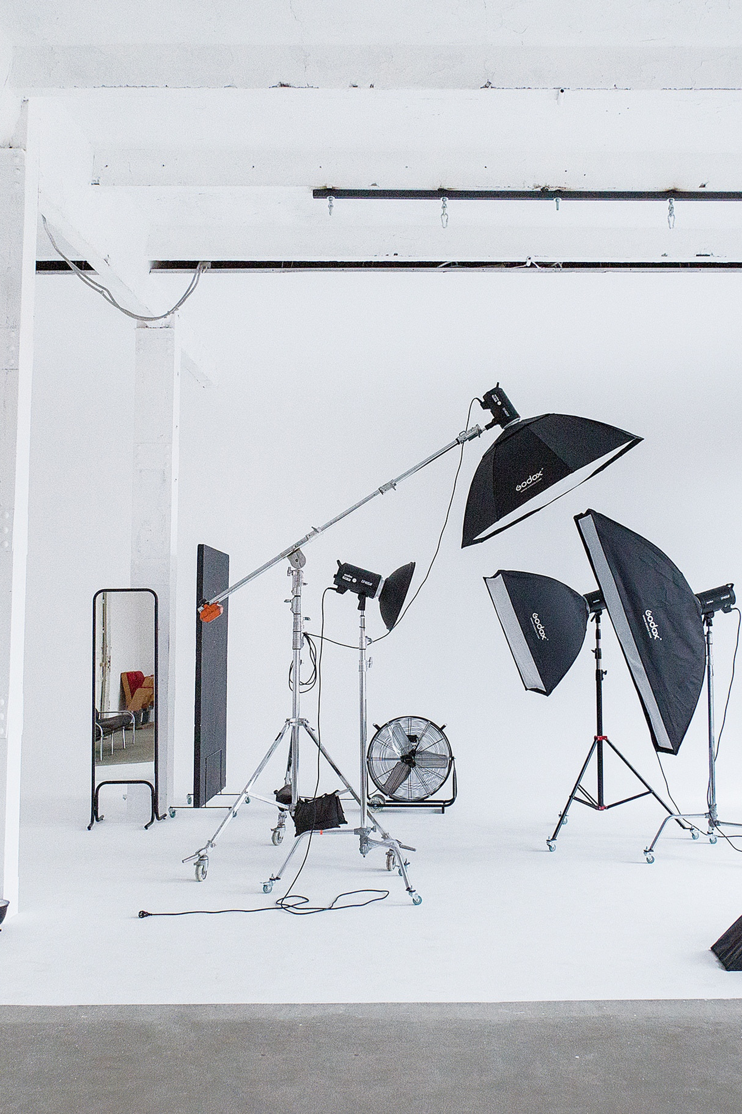 ЛОКАЦИЯ 223 — зал Циклорама для предм. съемки С.-Пб|Sale Easy