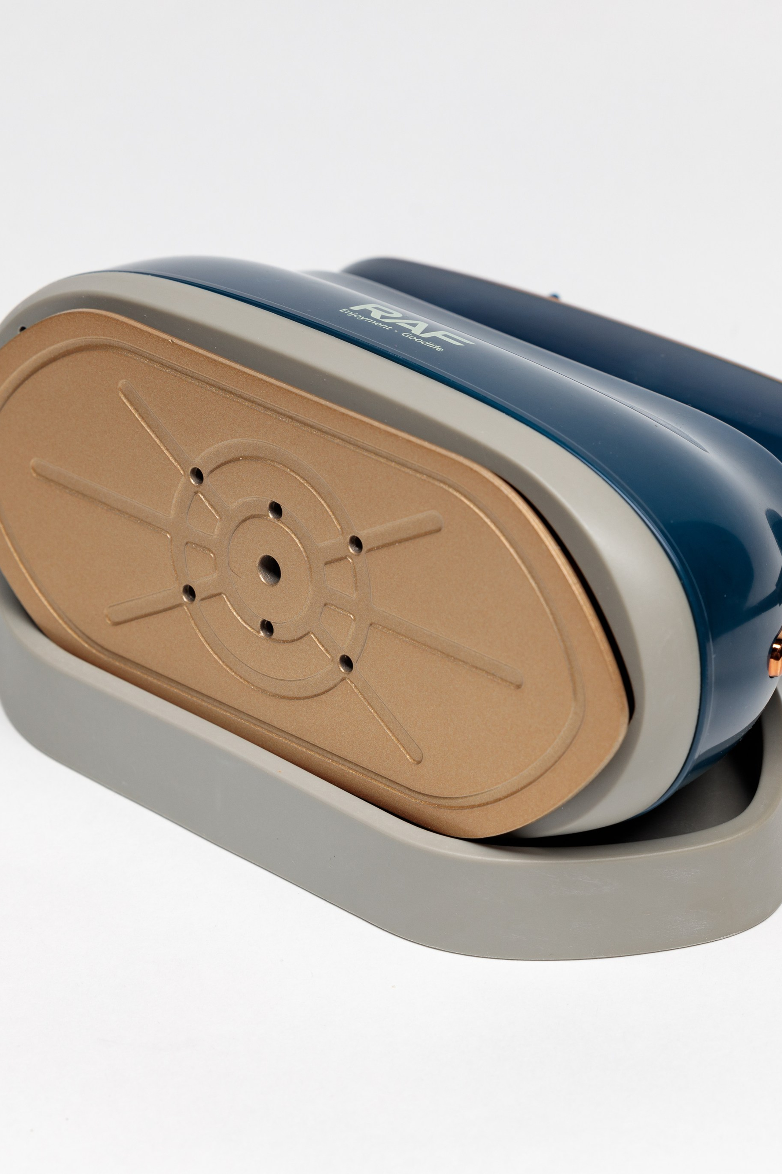 Предметная съемка техники, которая подчеркивает ее надежность и практичность.