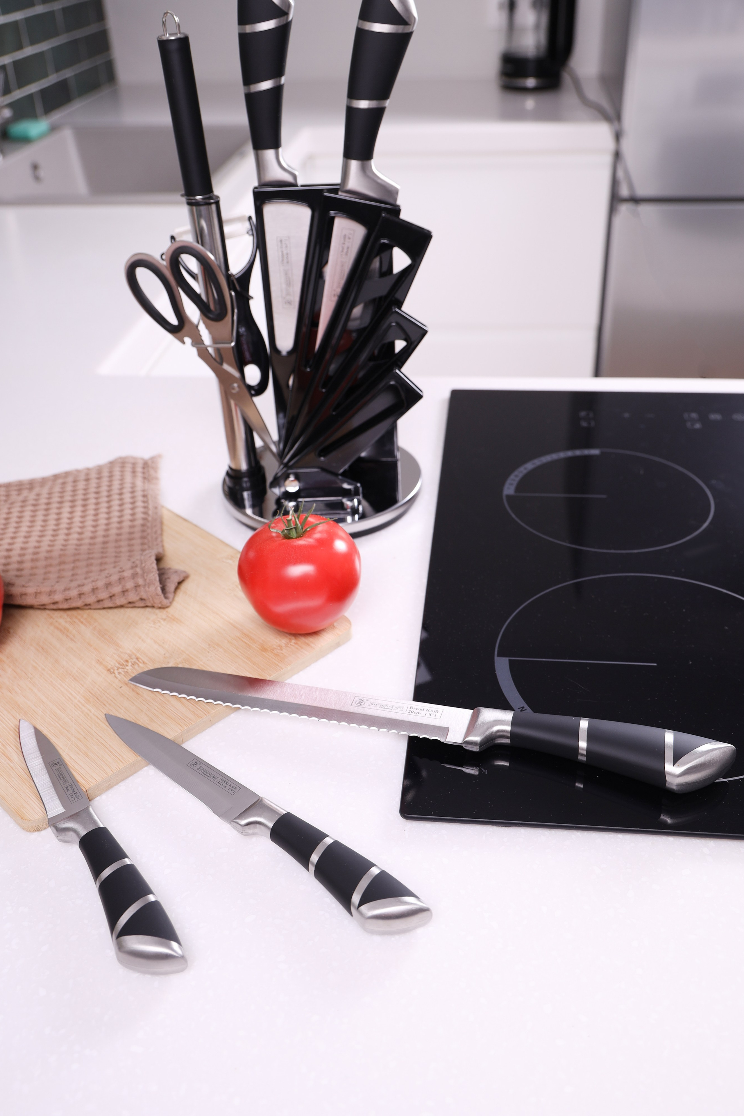 Ножи с уникальными лезвиями для различных кулинарных задач.