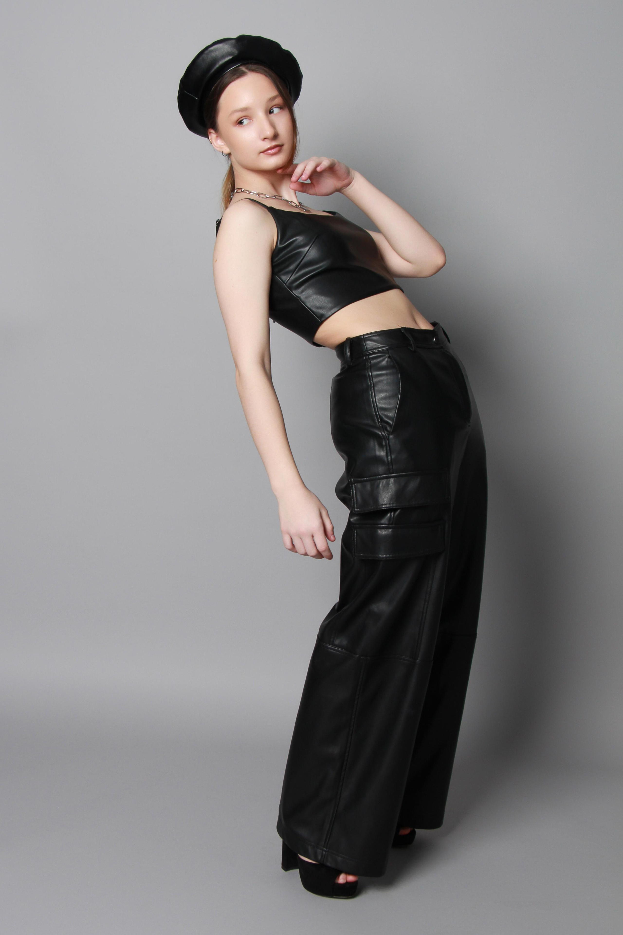 Модель для предметной съемки Арина В Новосибирск| Sale Easy