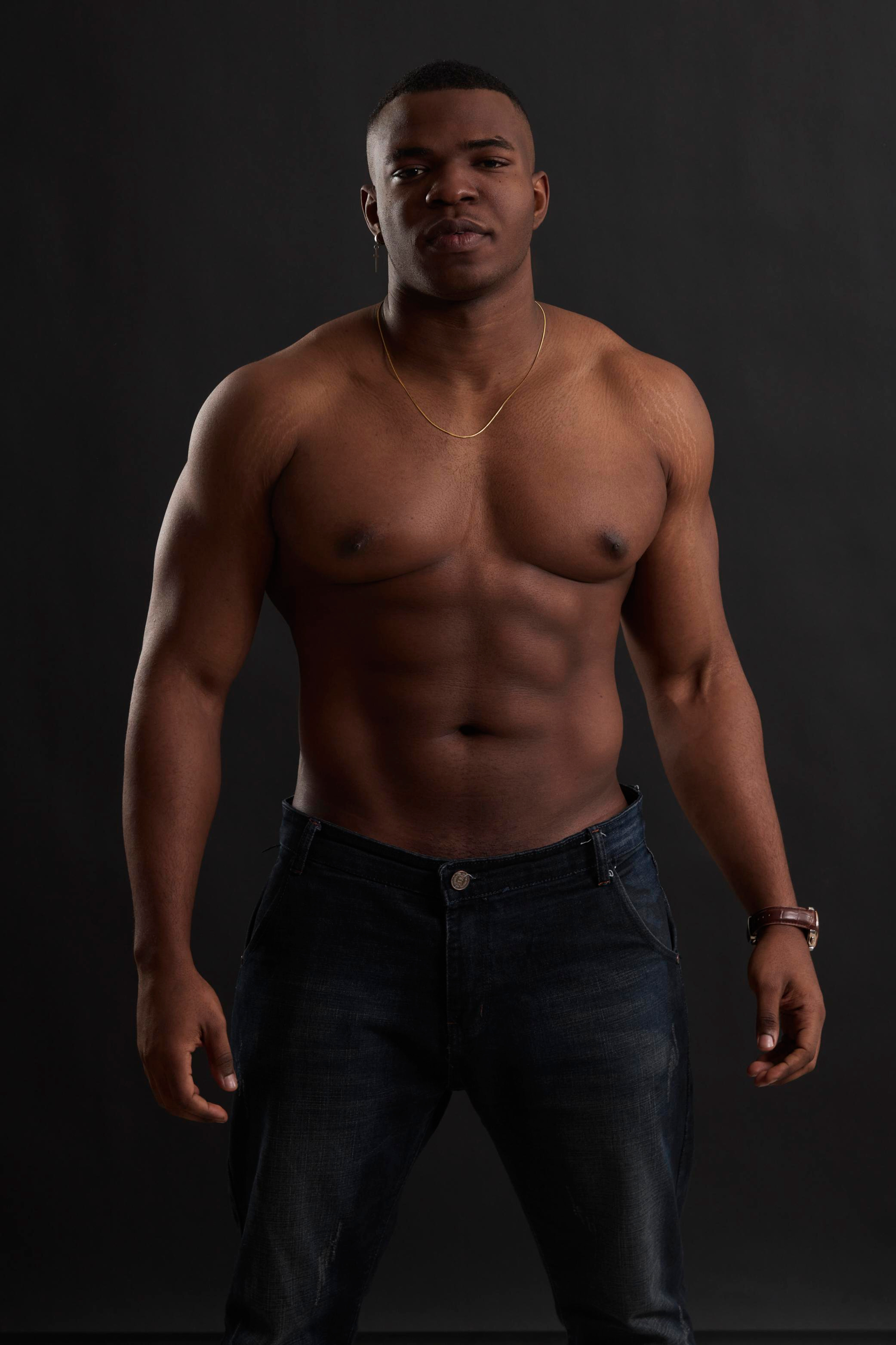 Модель для предметной съемки Нджебайи Ален Даниэль Москва | Sale Easy