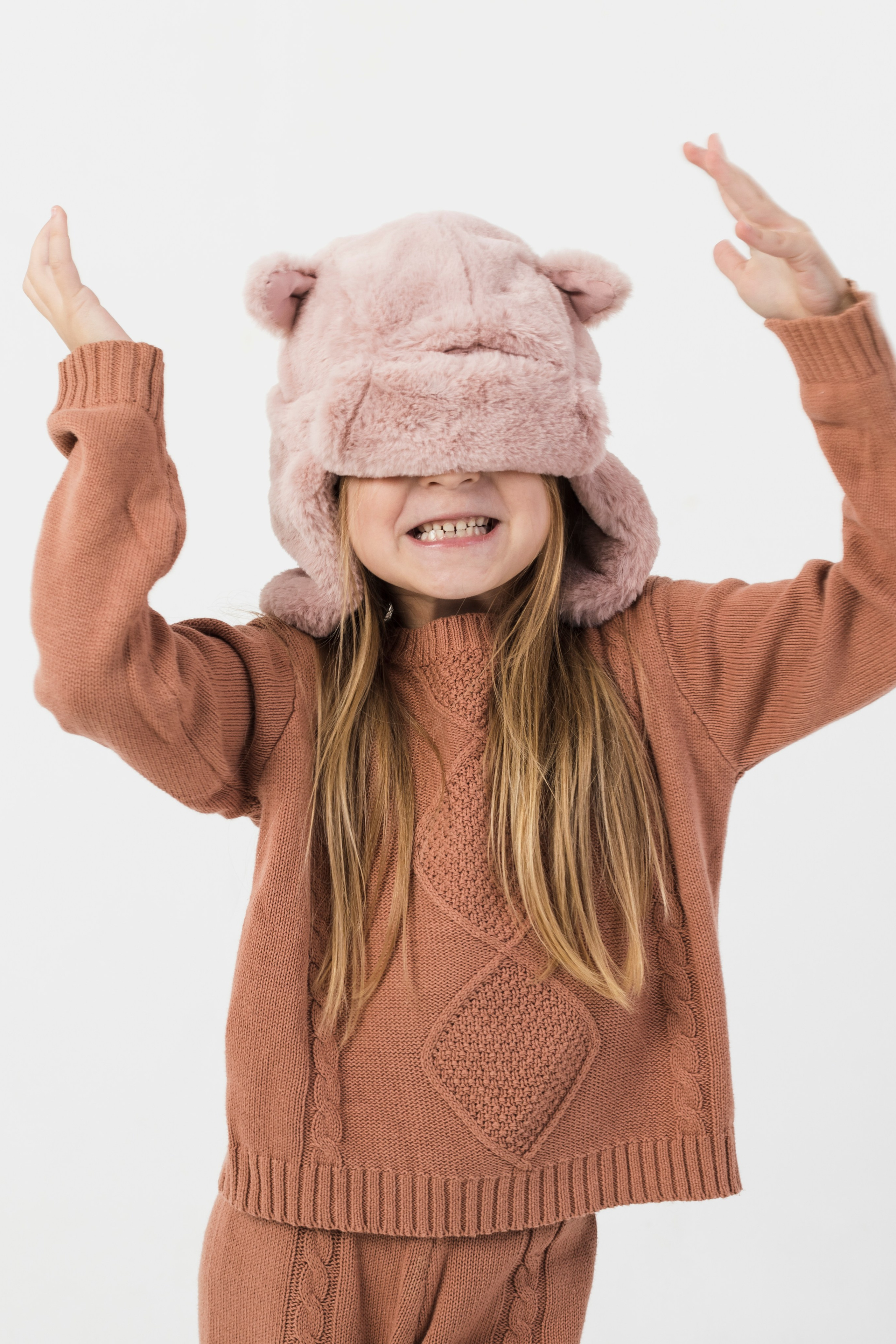 Шапки с отворотом, добавляющие уют и стиль.