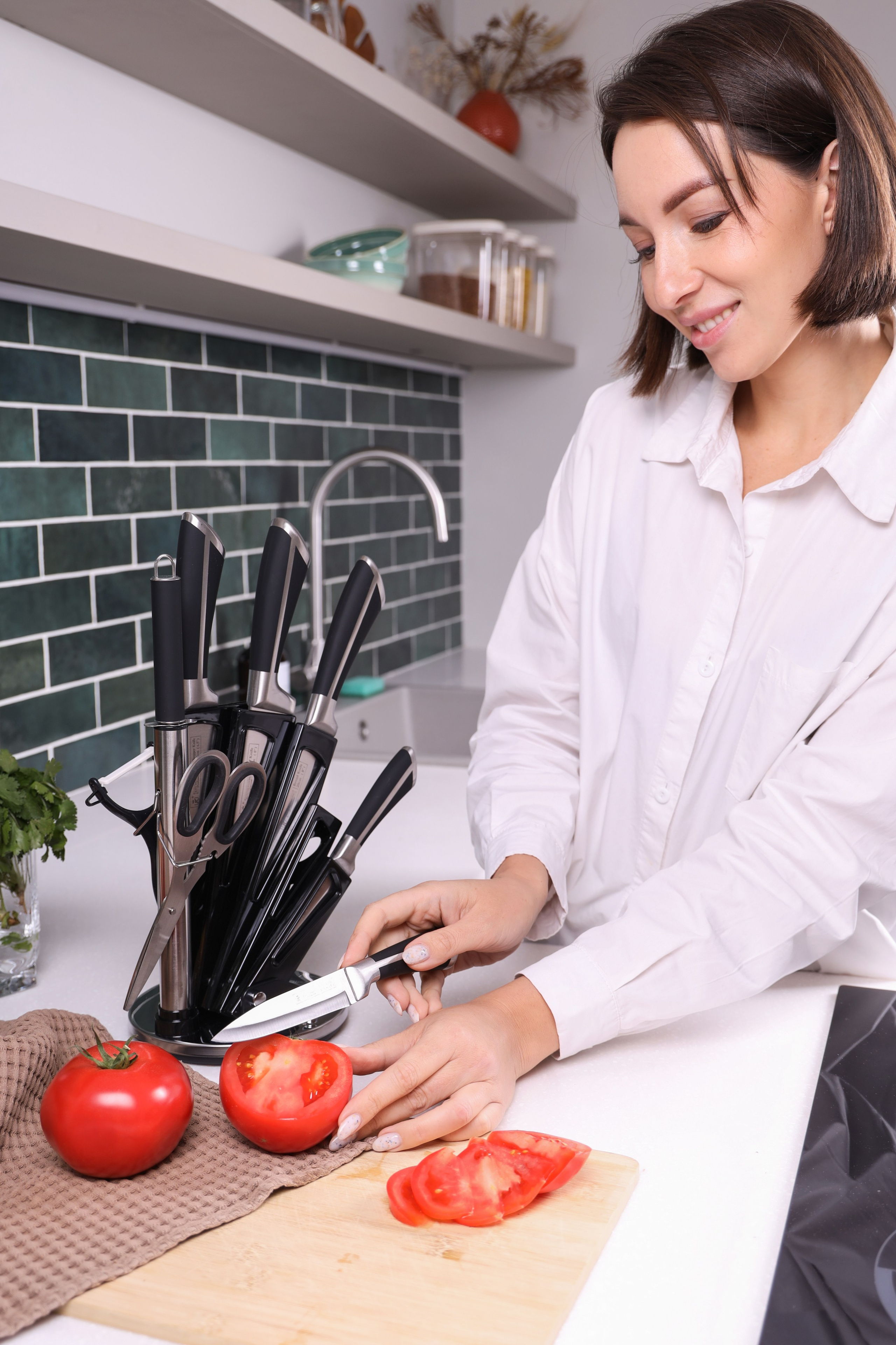 Пример кухонных ножей с эргономичными рукоятками для удобства.