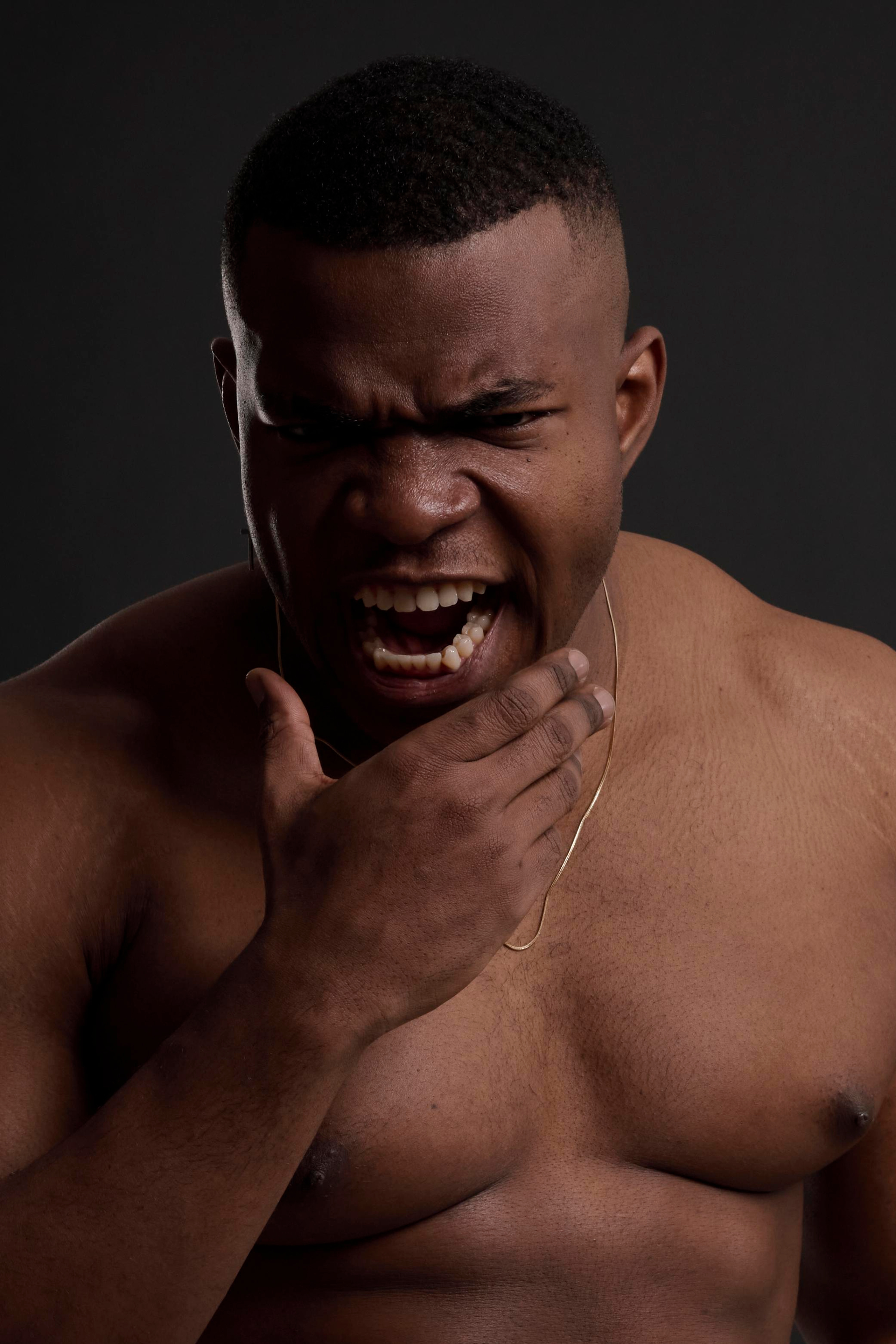 Модель для предметной съемки Нджебайи Ален Даниэль Москва | Sale Easy