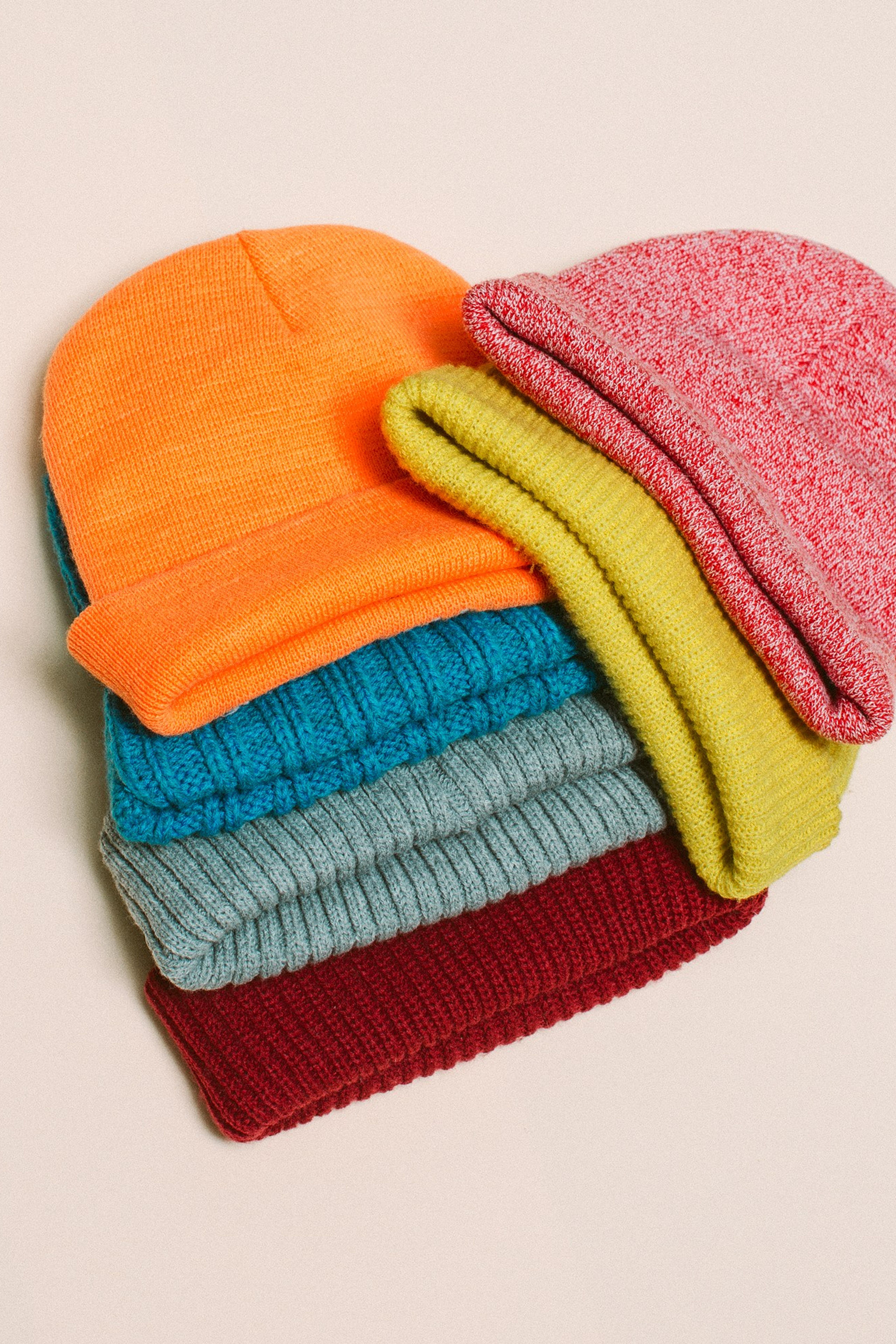 Референс для спортивных шапок, подходящих для занятий на улице.