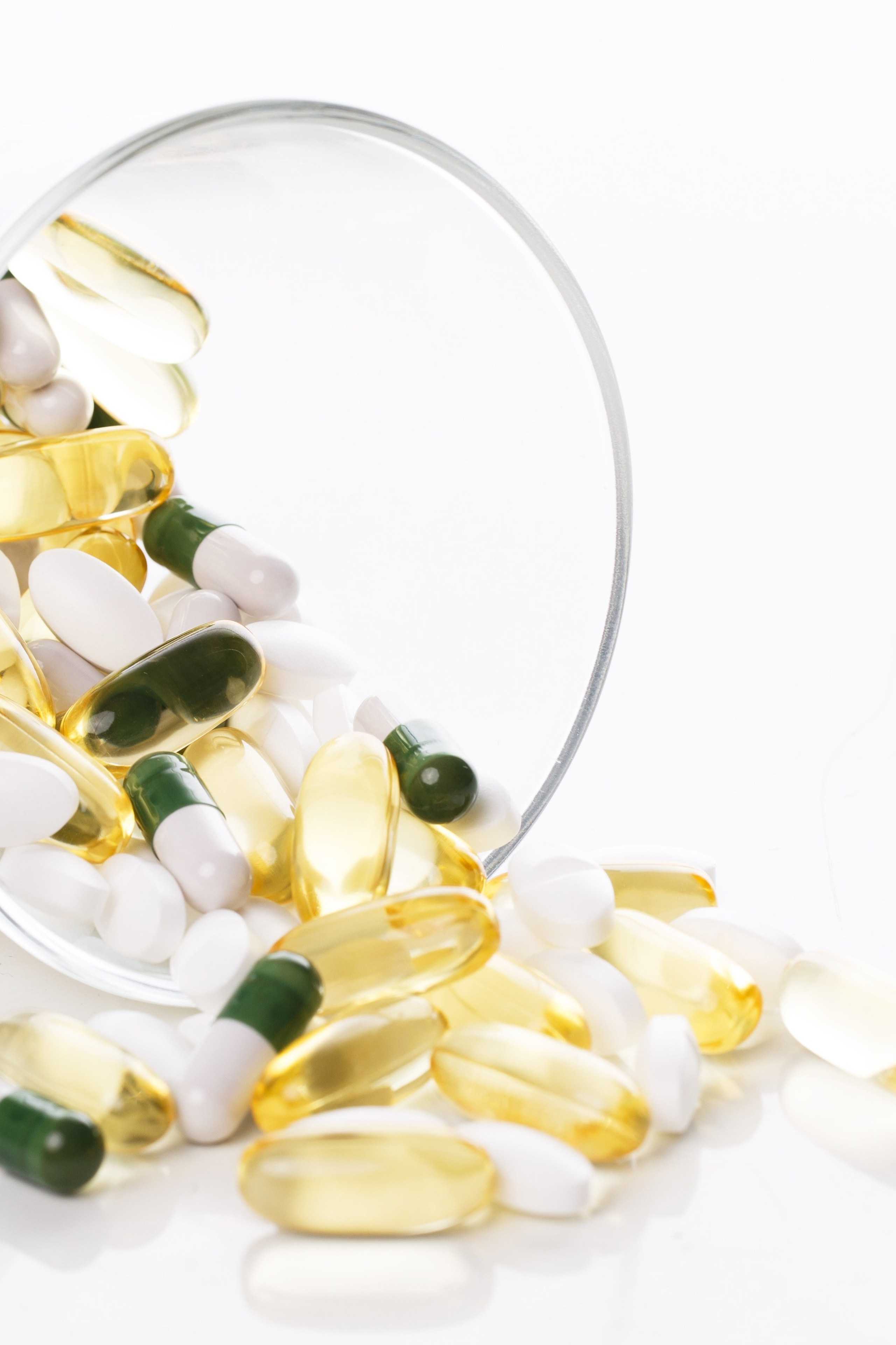 Товары БАДы и витамины в капсулах с прозрачной упаковкой.