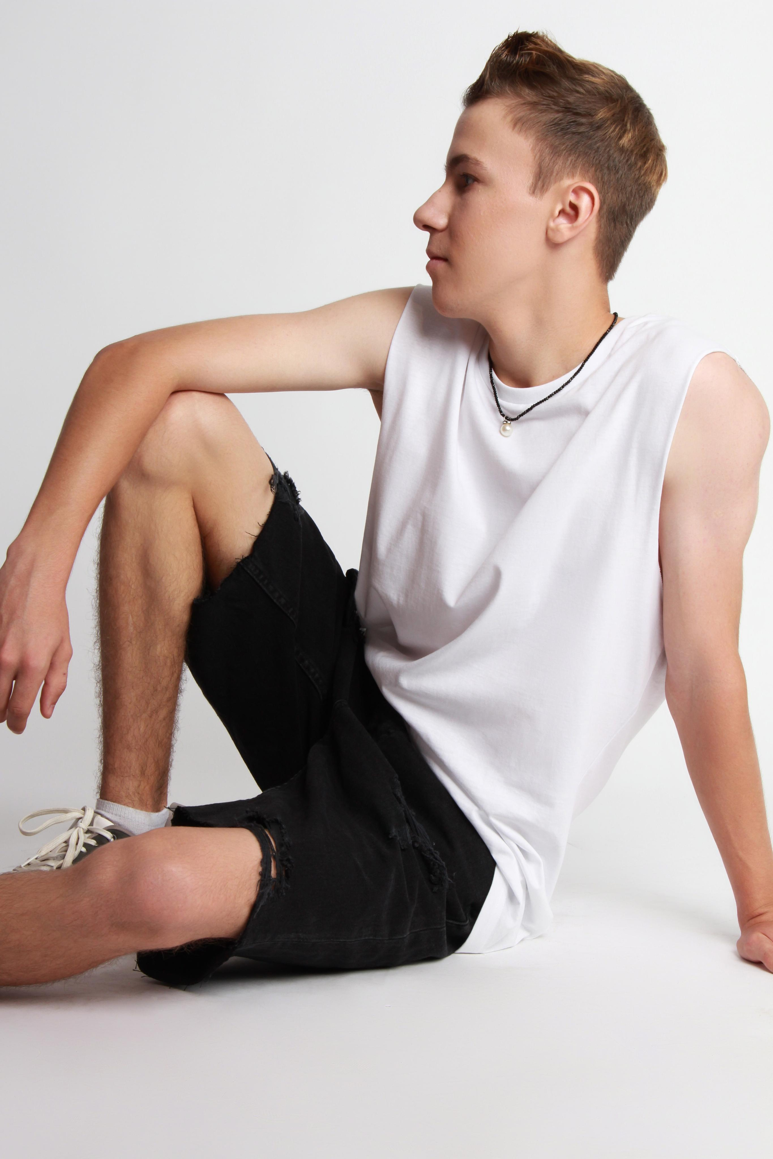 Модель для предметной съемки Руслан Б Новосибирск| Sale Easy