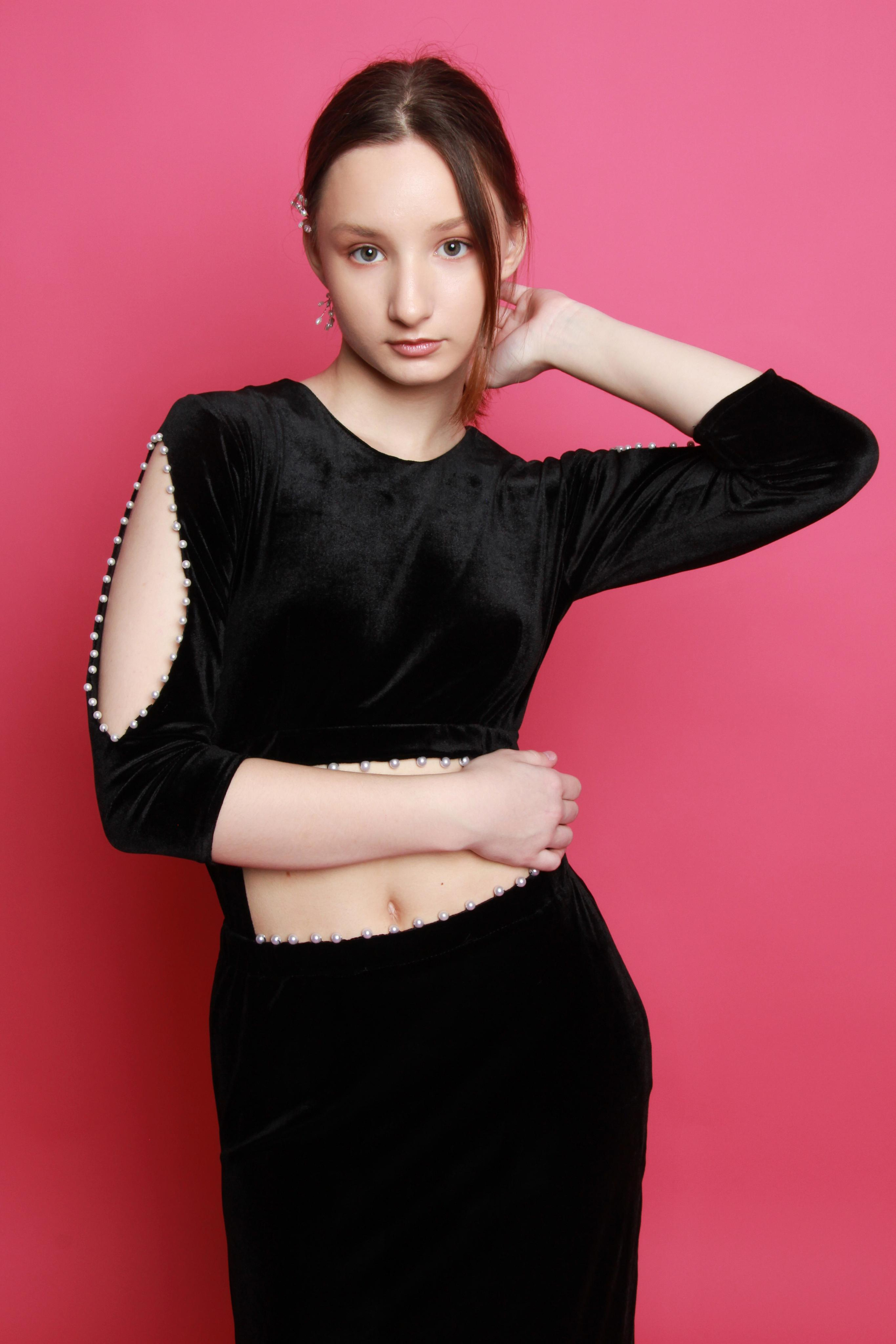 Модель для предметной съемки Арина В Новосибирск| Sale Easy