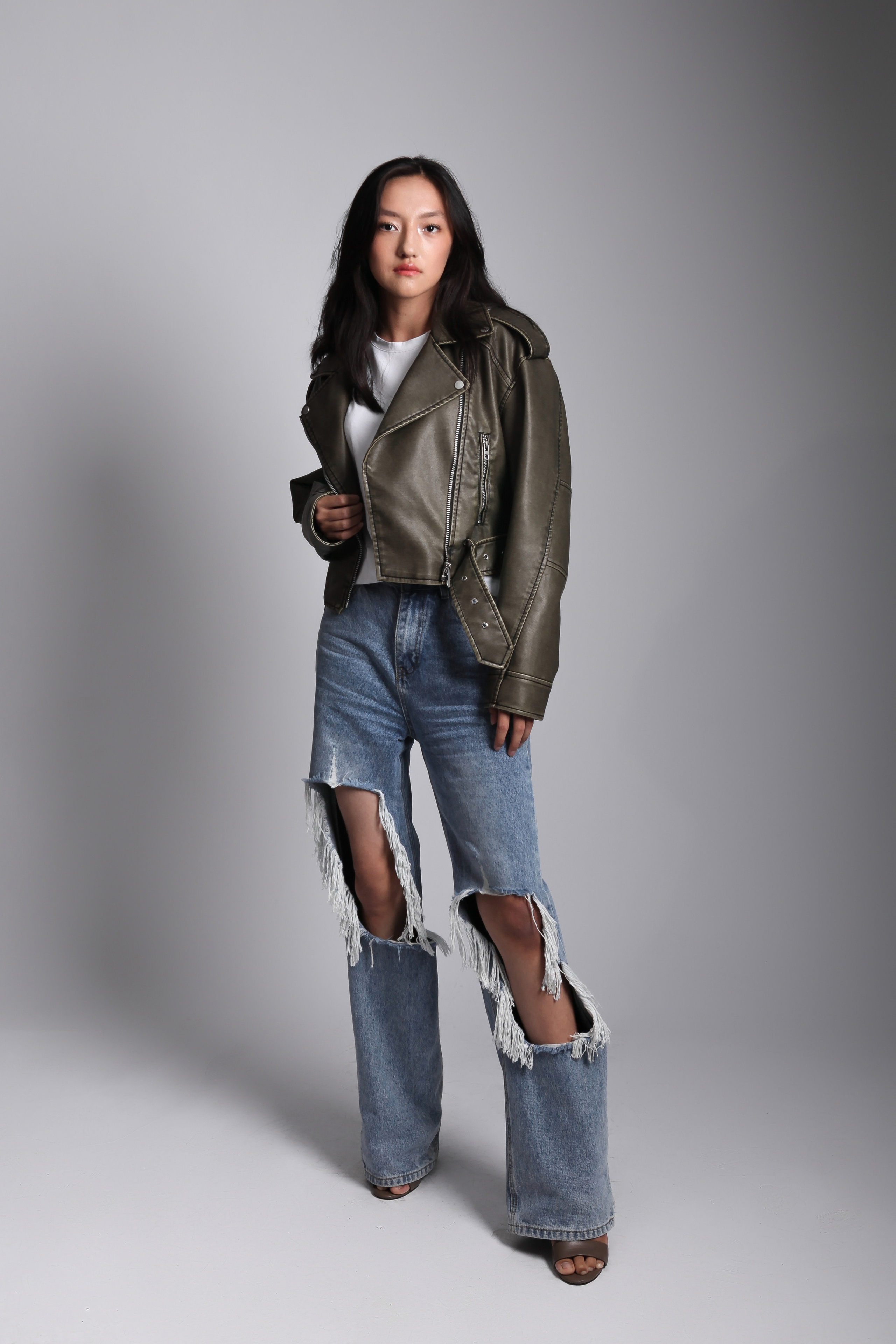 Модель для предметной съемки Камила Новосибирск| Sale Easy