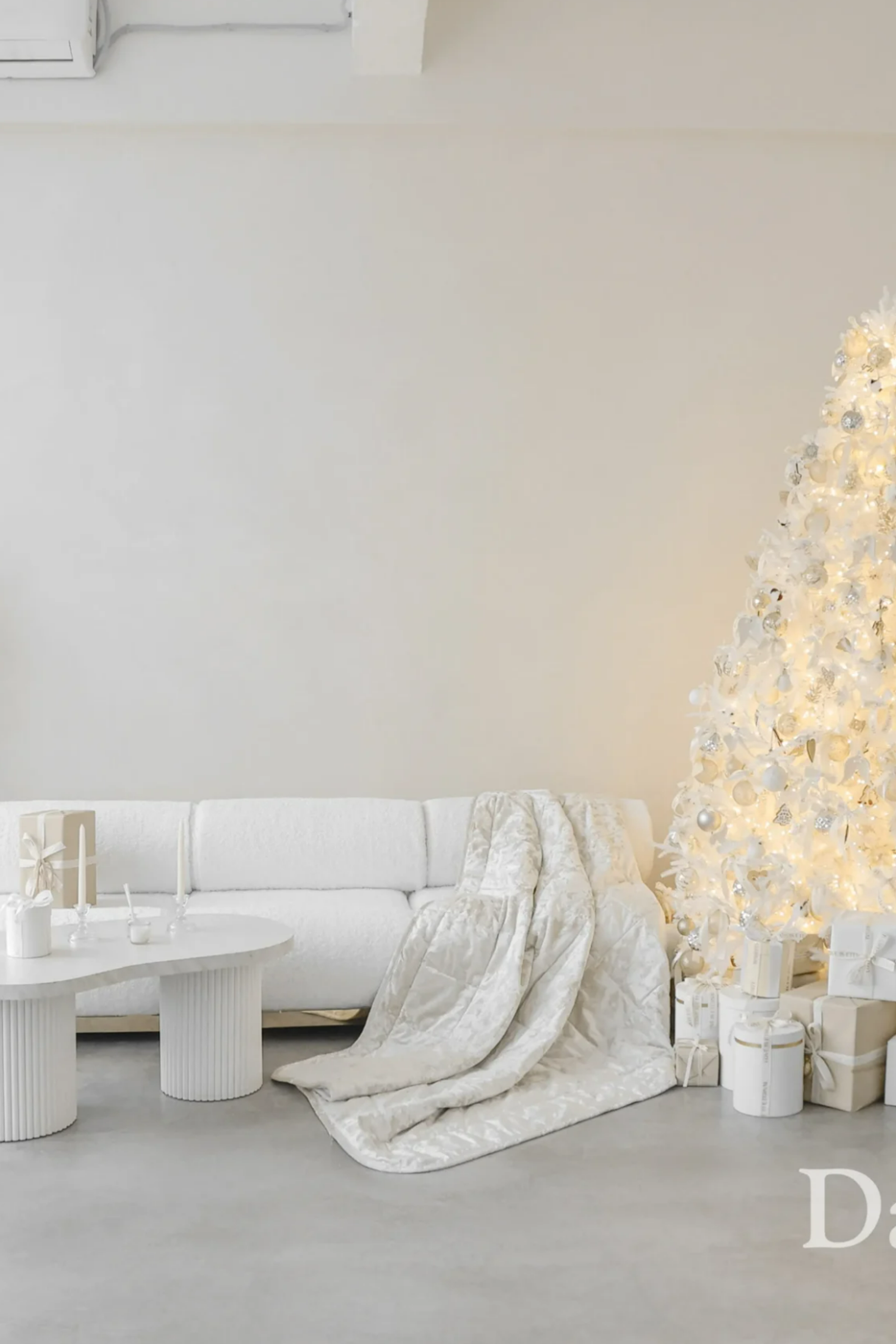 Студия DAILY STUDIO — зал Cream для предм. съемки С.-Пб|Sale Easy