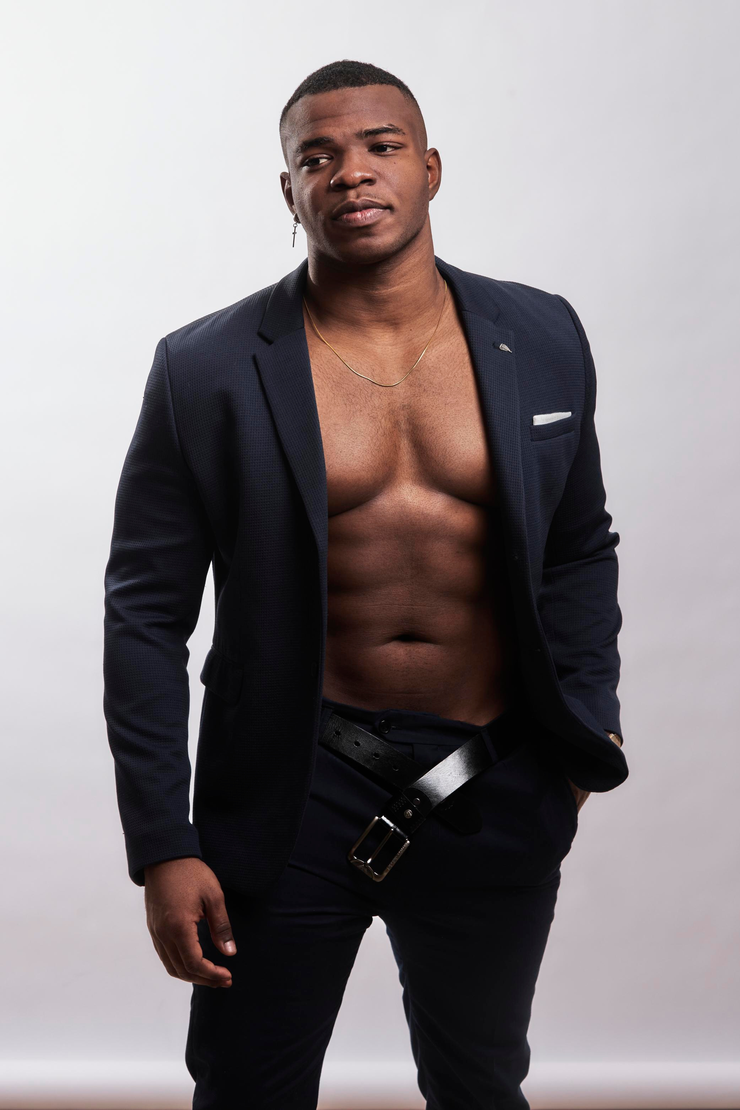 Модель для предметной съемки Нджебайи Ален Даниэль Москва | Sale Easy