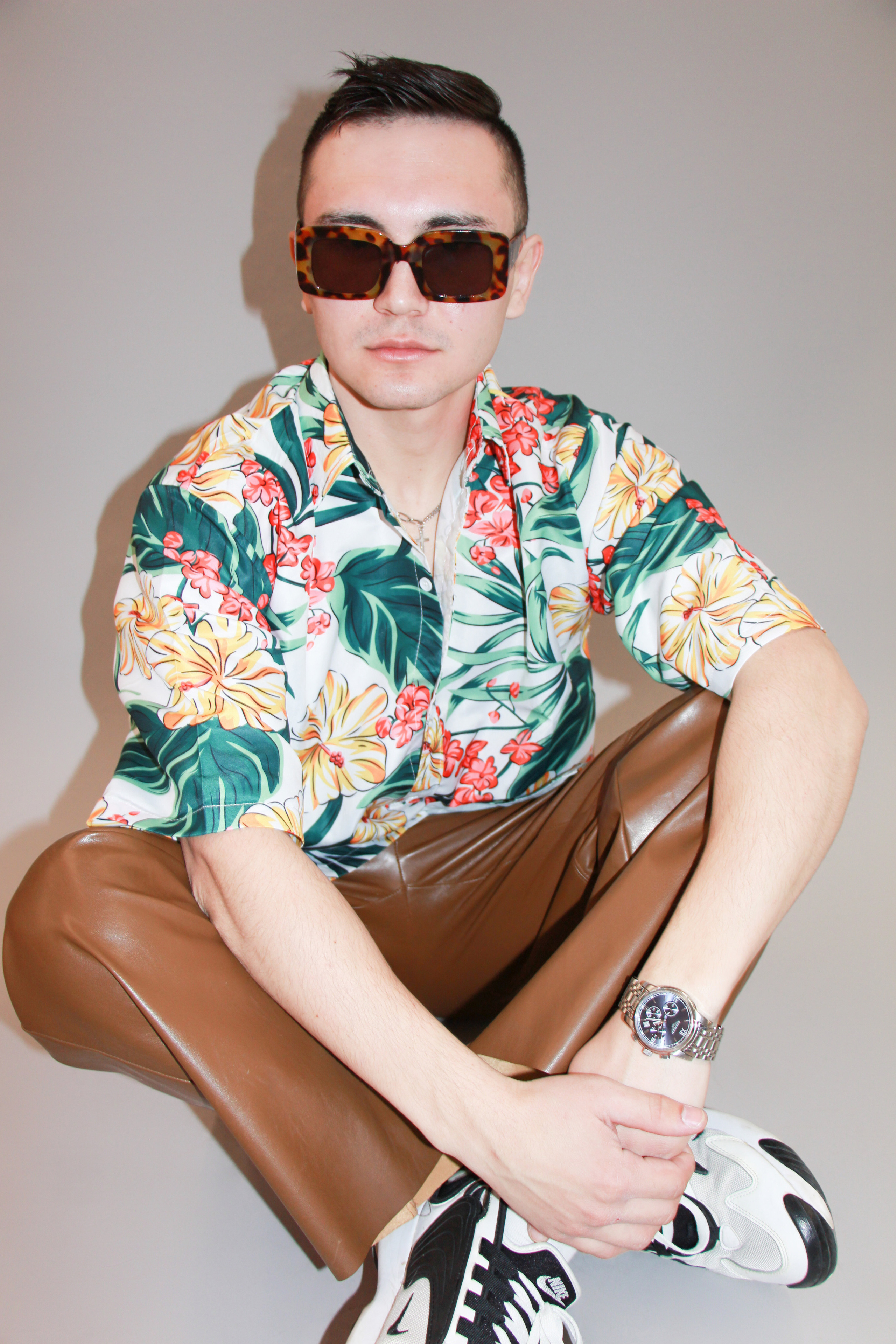 Модель для предметной съемки Айдар Новосибирск| Sale Easy