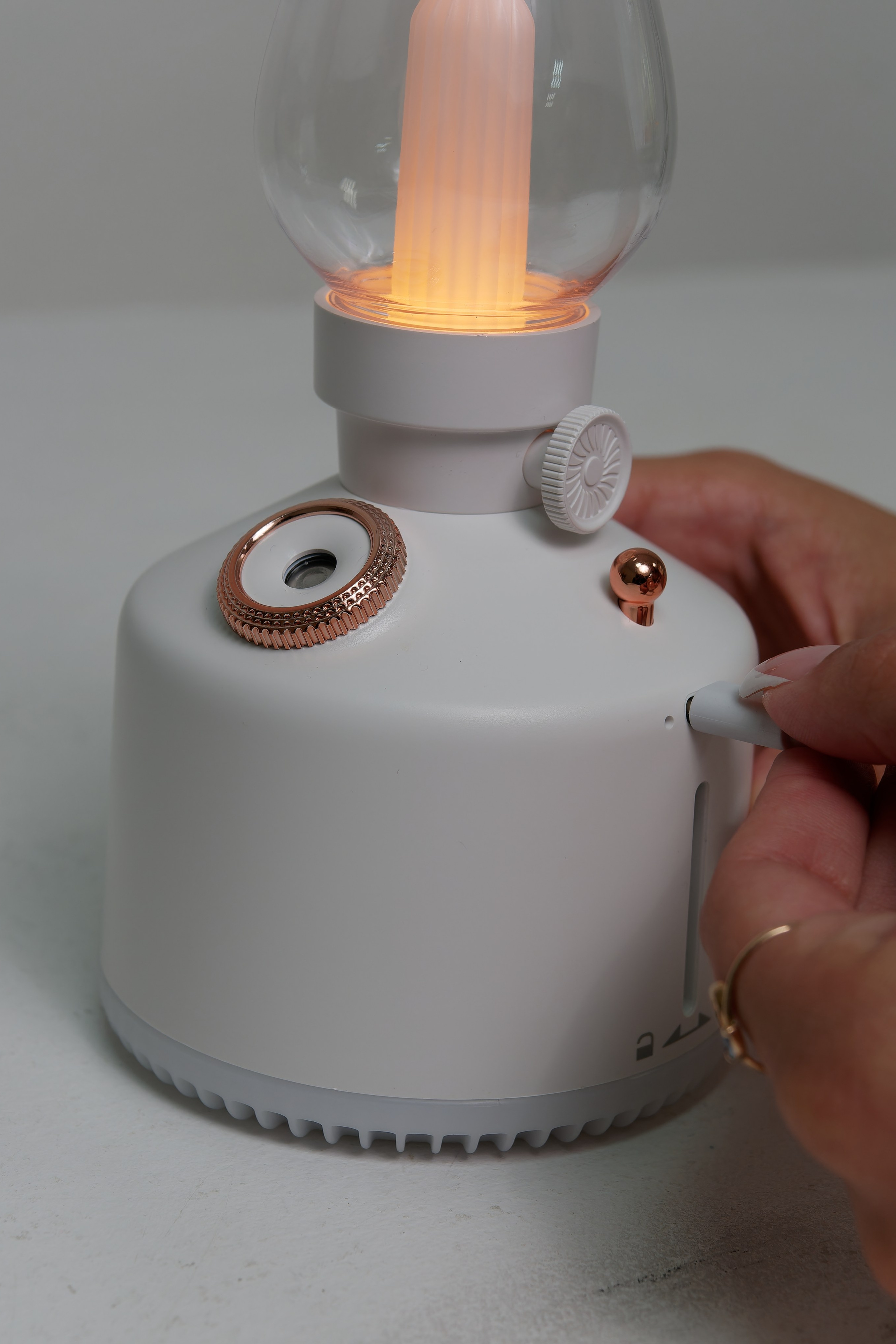 Предметная съемка техники с акцентом на эстетический дизайн и детали сборки.