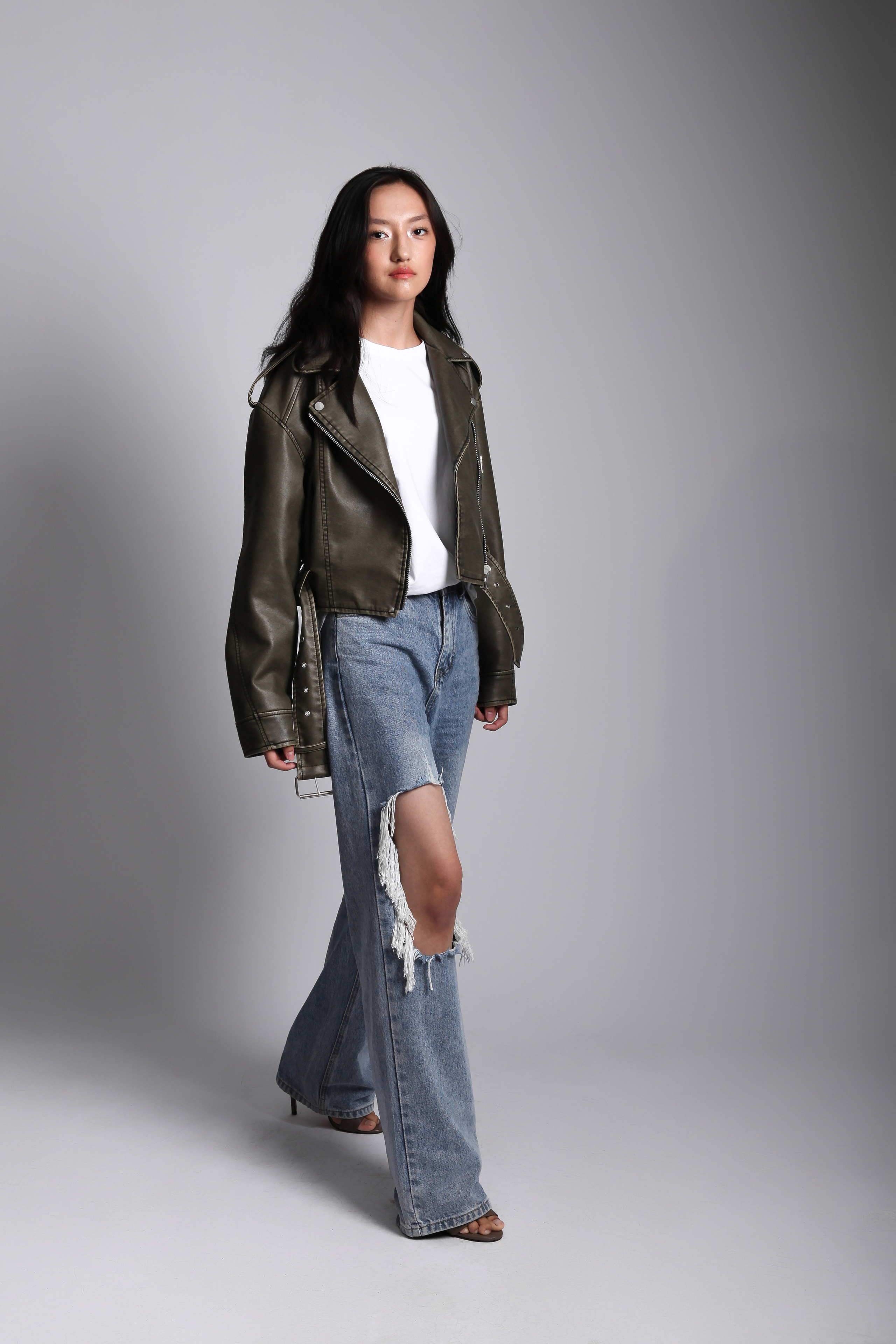 Модель для предметной съемки Камила Новосибирск| Sale Easy