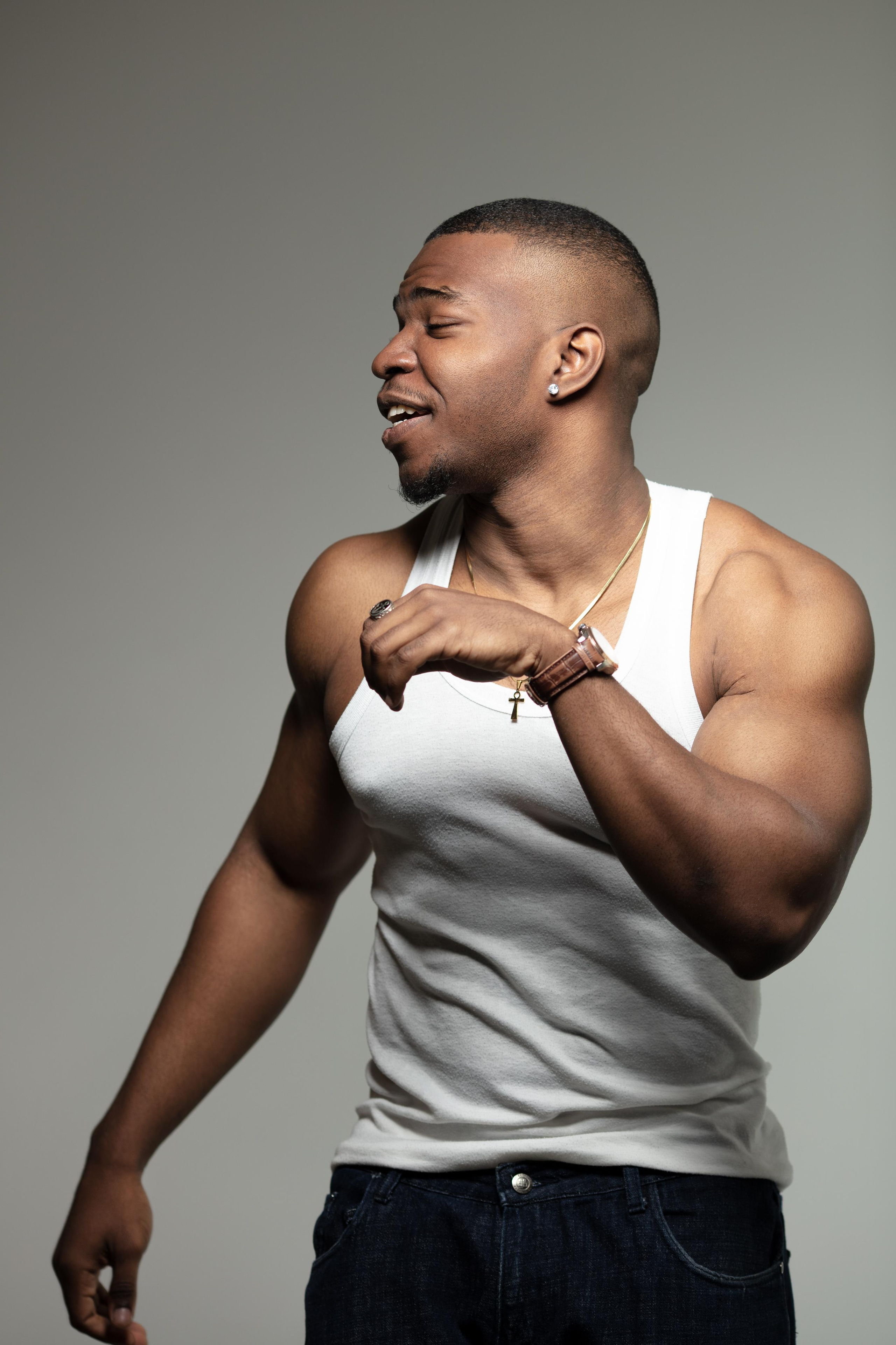 Модель для предметной съемки Нджебайи Ален Даниэль Москва | Sale Easy