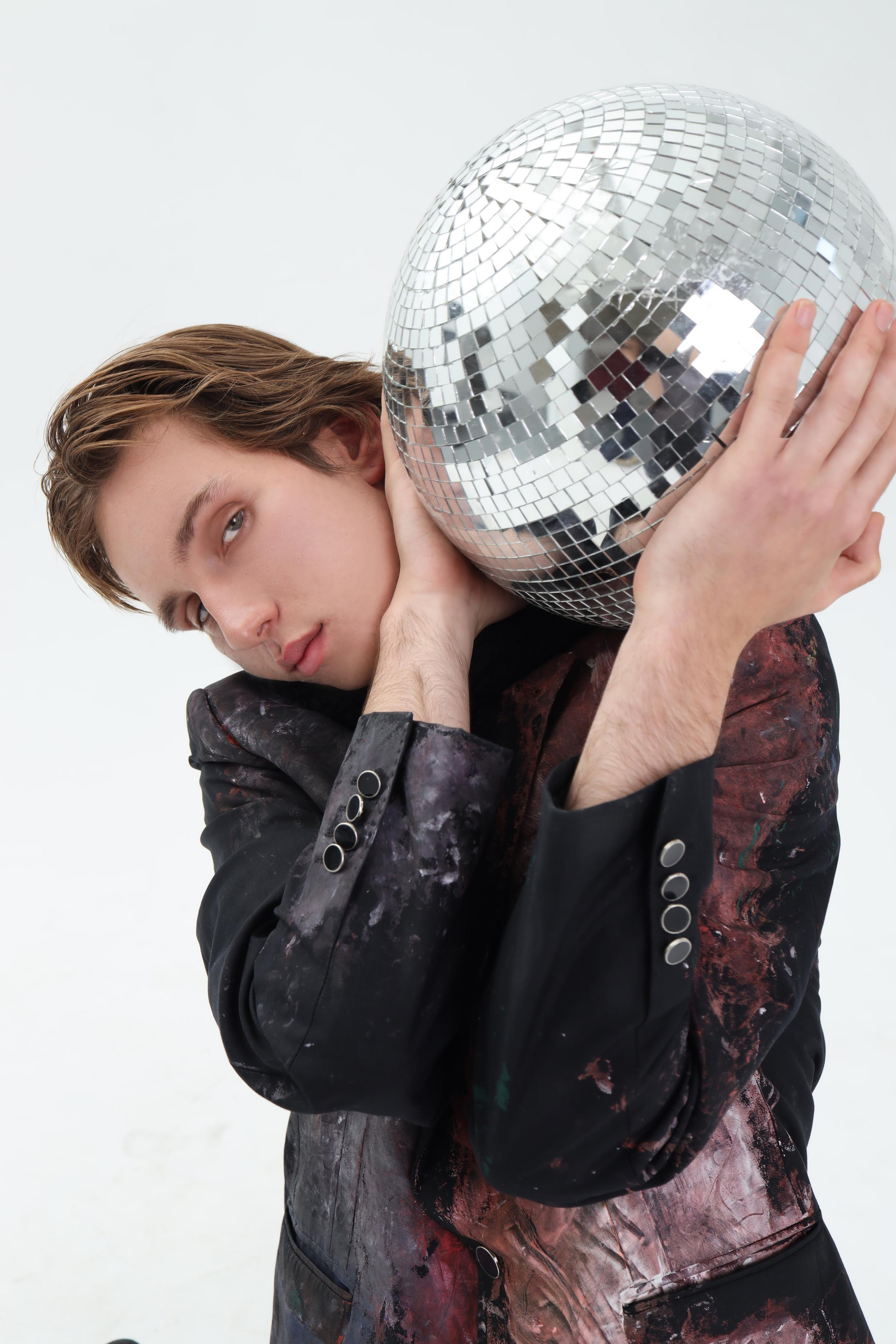 Модель для предметной съемки Виктор Москва | Sale Easy