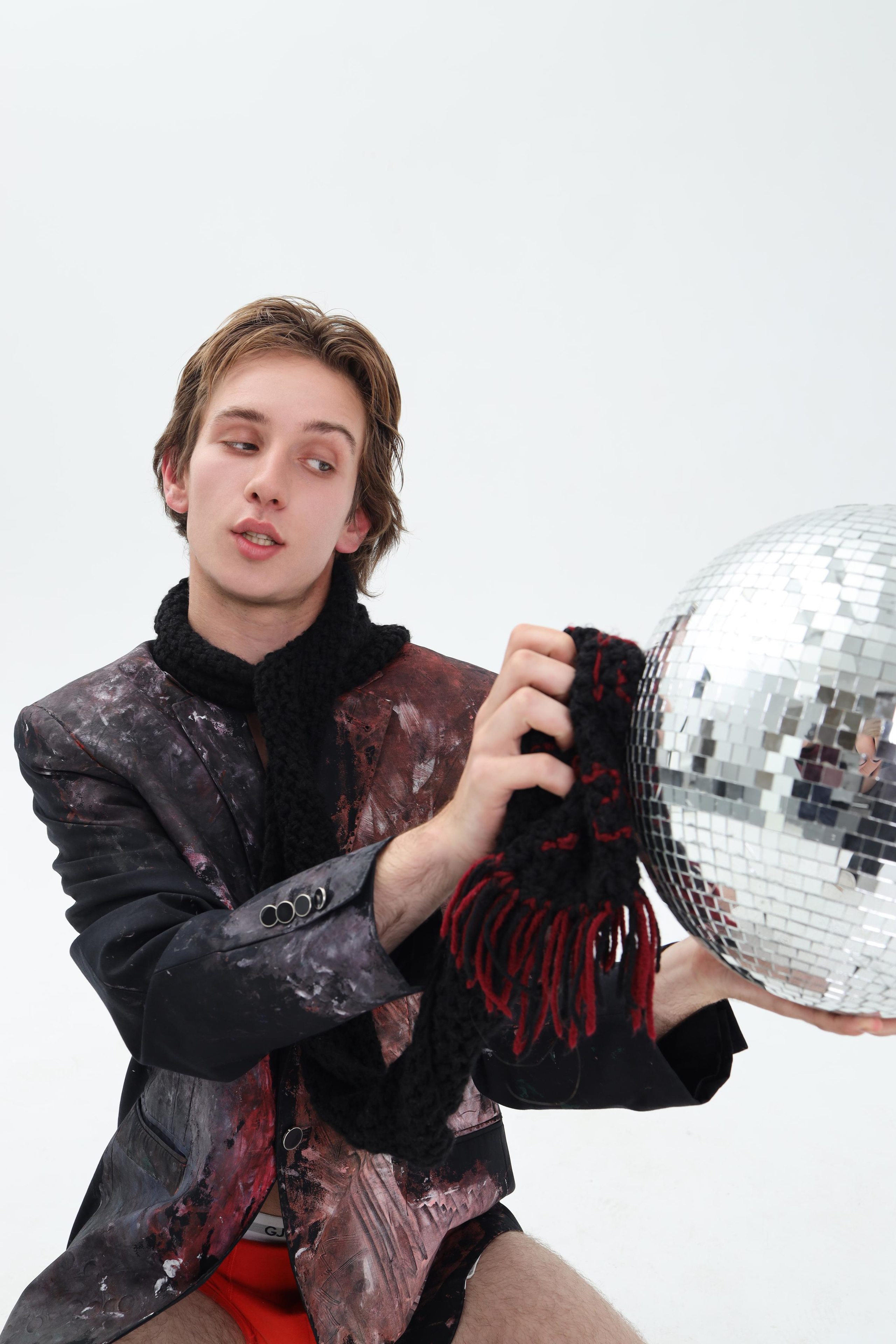 Модель для предметной съемки Виктор Москва | Sale Easy