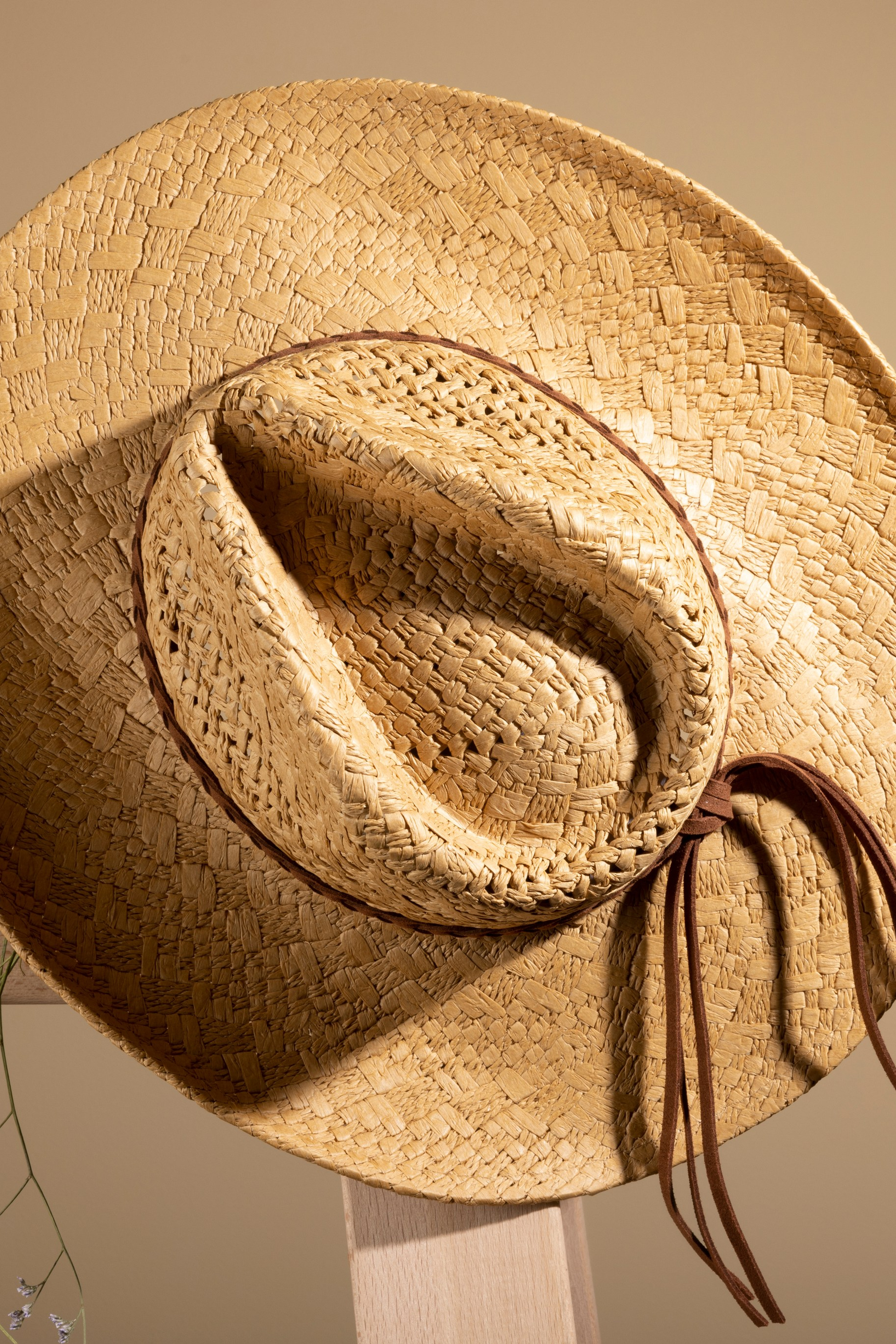 Шляпы с широкими полями, идеально подходящие для летнего отдыха.