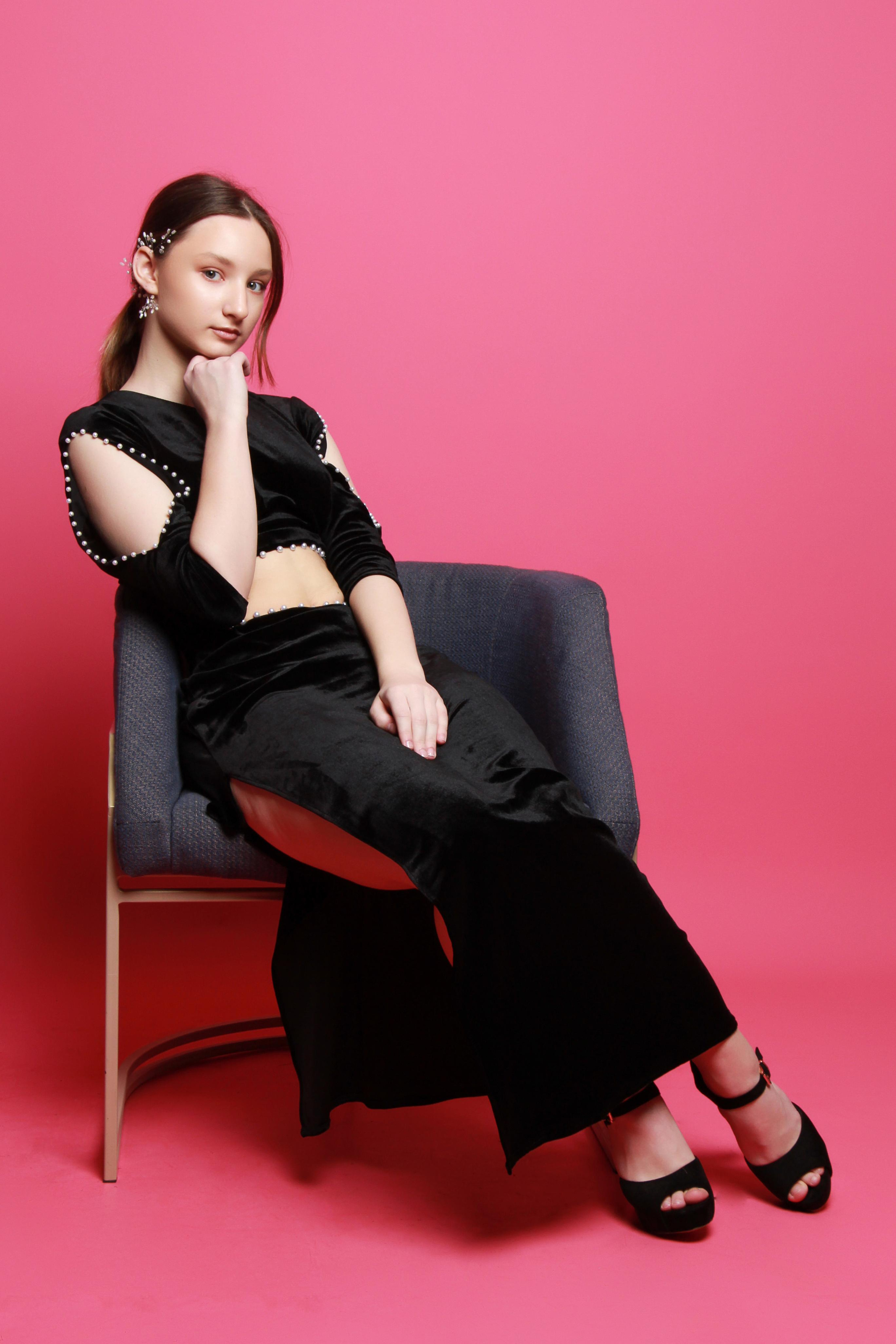 Модель для предметной съемки Арина В Новосибирск| Sale Easy