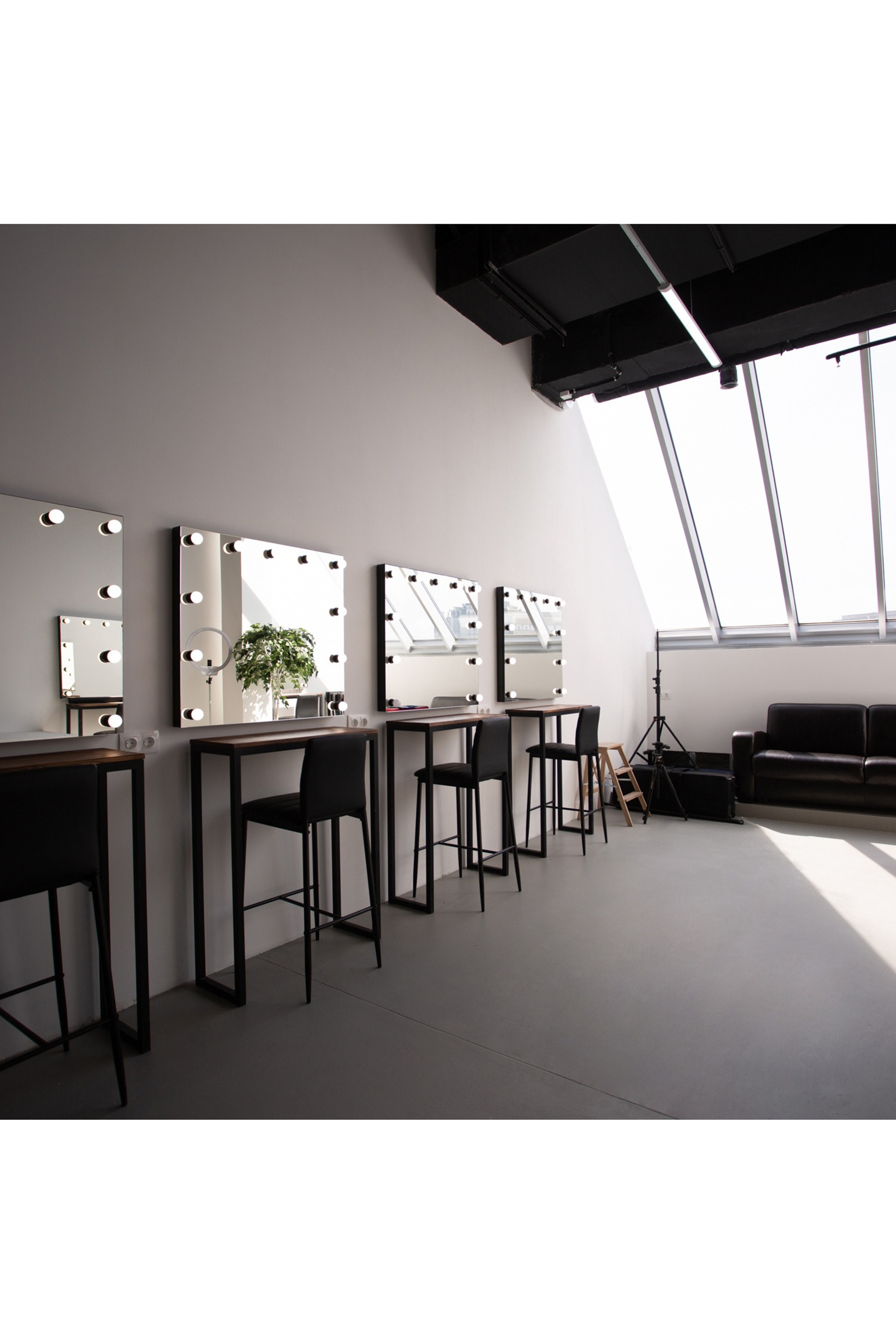 Студия Soulmate Place —зал Гримерный для предм. съемки С.-Пб|Sale Easy