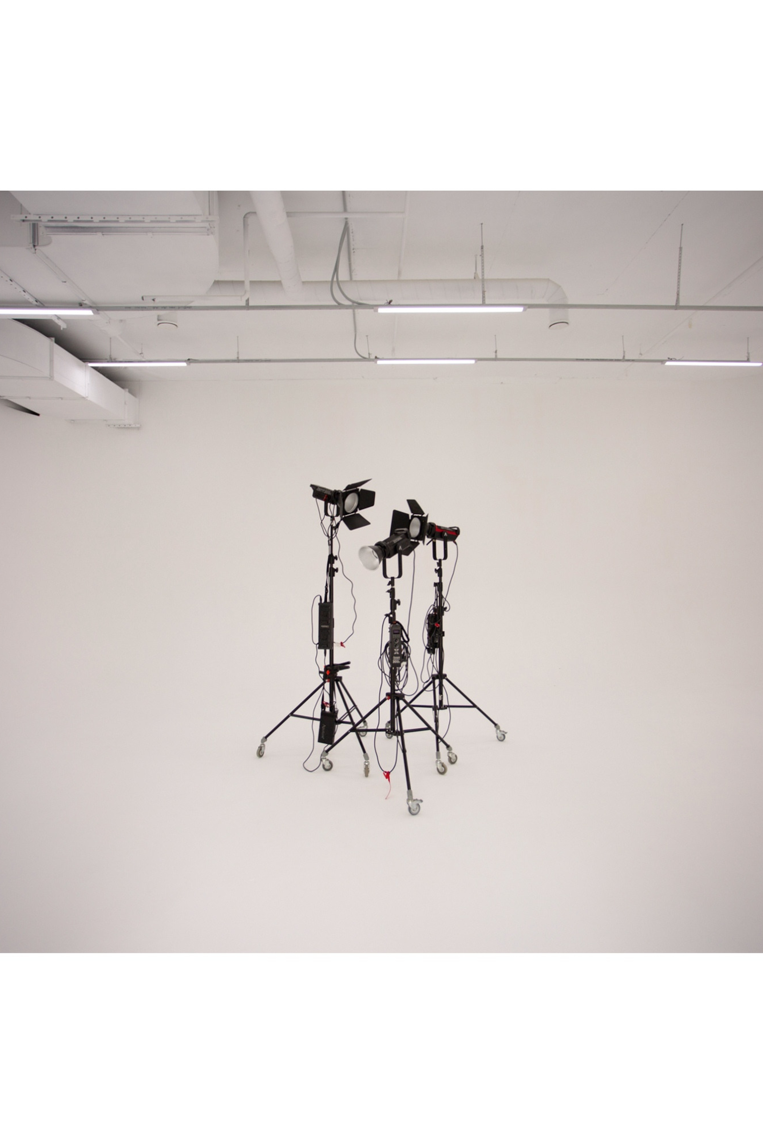 Soulmate Place — зал Белая циклорама для предм. съемки С.-Пб|Sale Easy