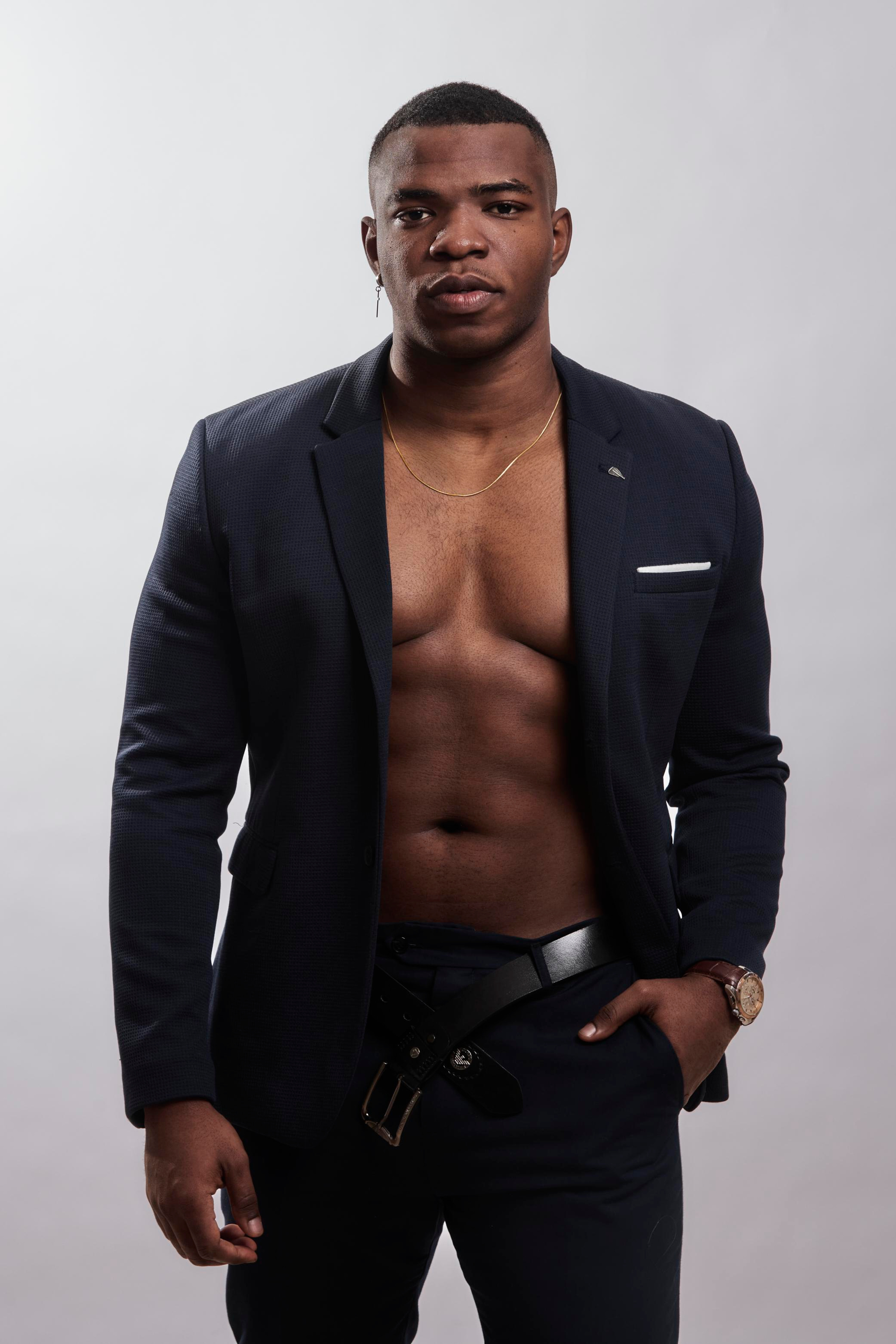 Модель для предметной съемки Нджебайи Ален Даниэль Москва | Sale Easy