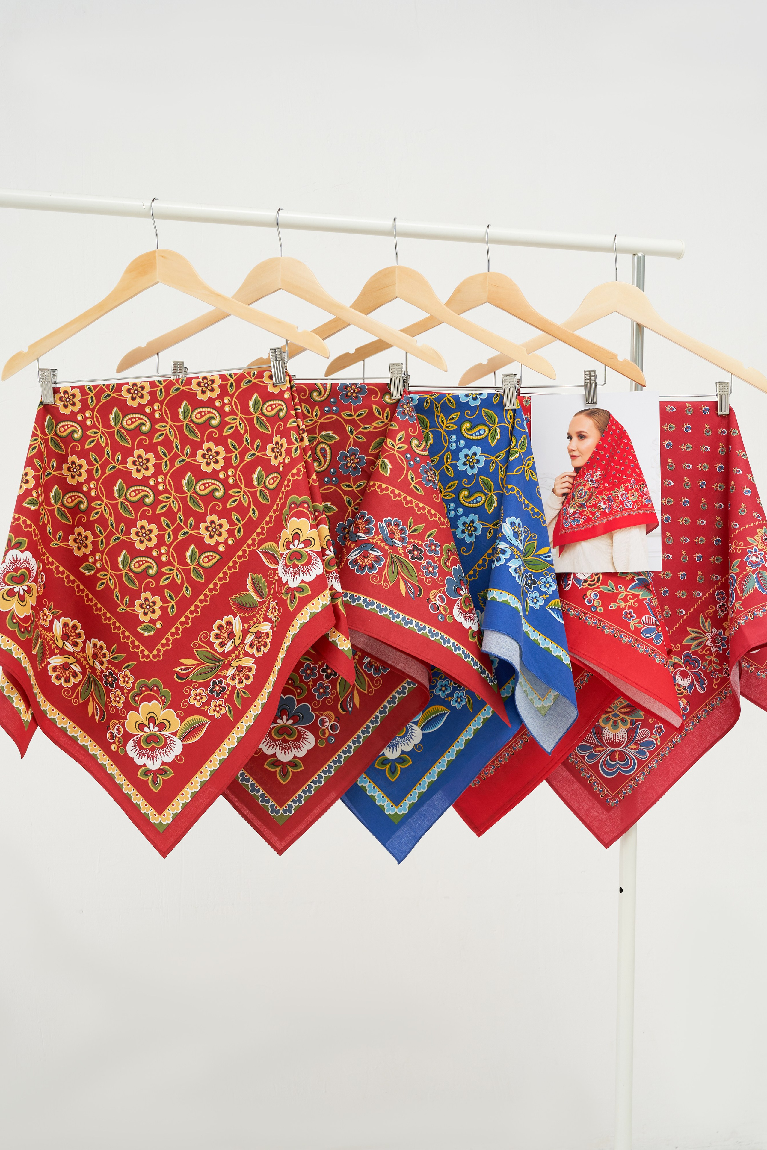 Головные платки с яркими цветами и оригинальными дизайнами.