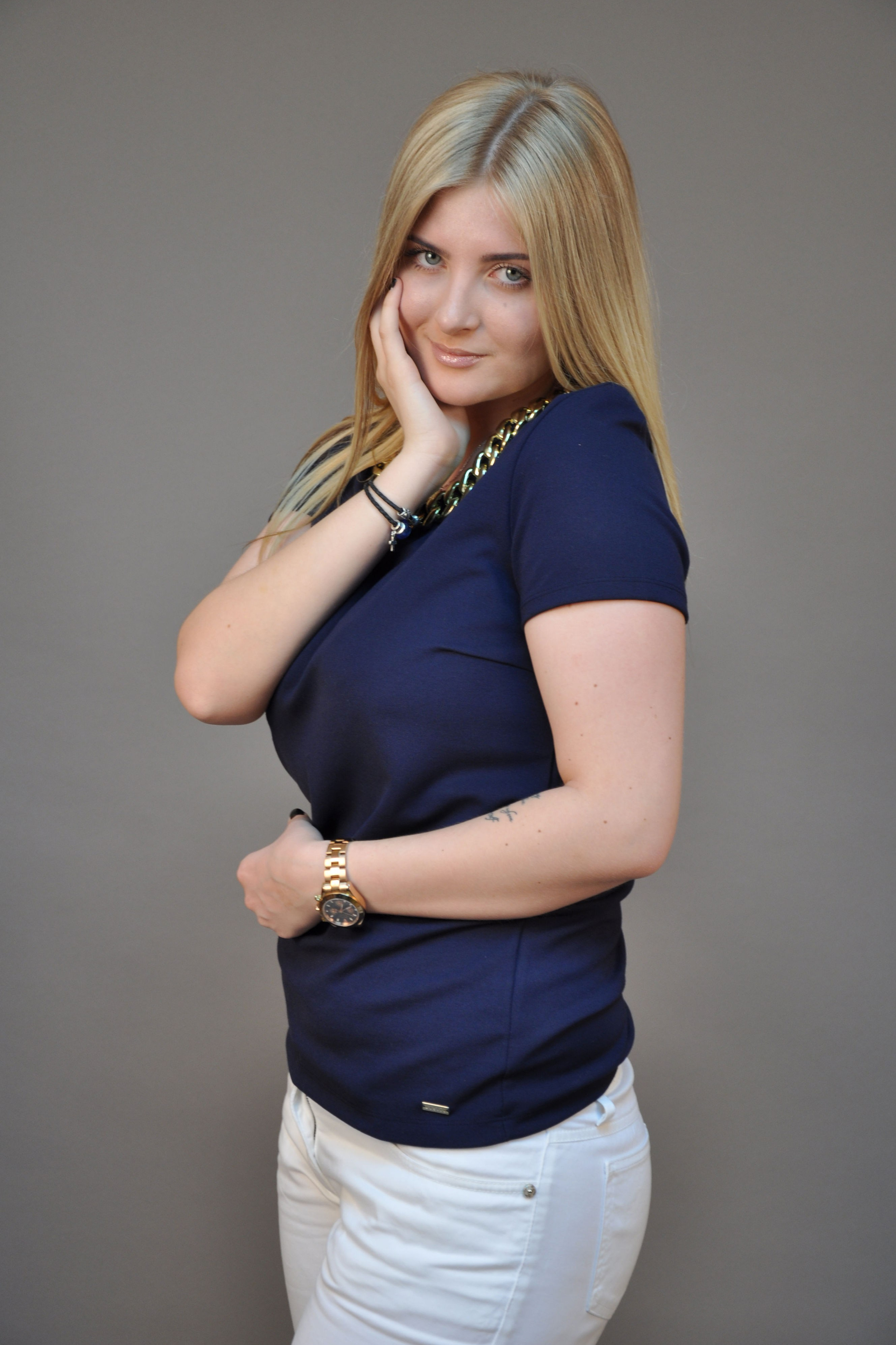 Модель plus size для предметной съемки Илона Москва | Sale Easy