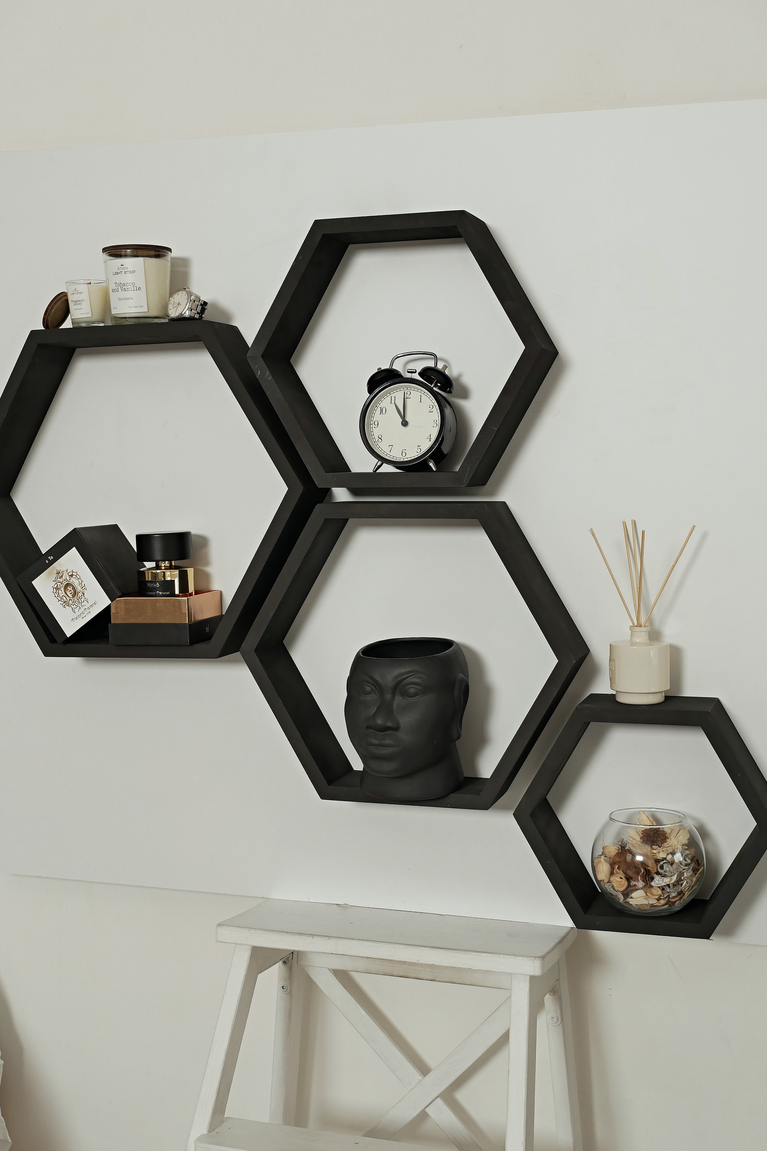 Эстетичная фотосъемка полок для создания уютных комнатных решений