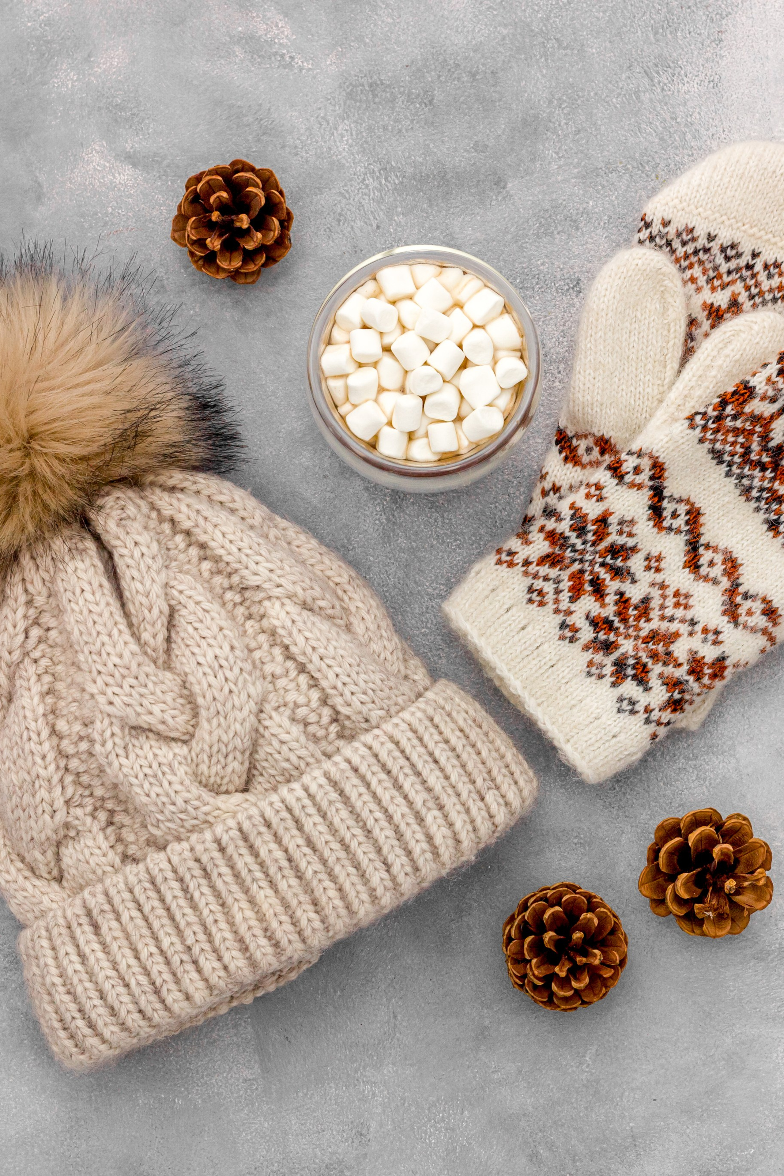 Шапки с помпонами для создания игривого образа.