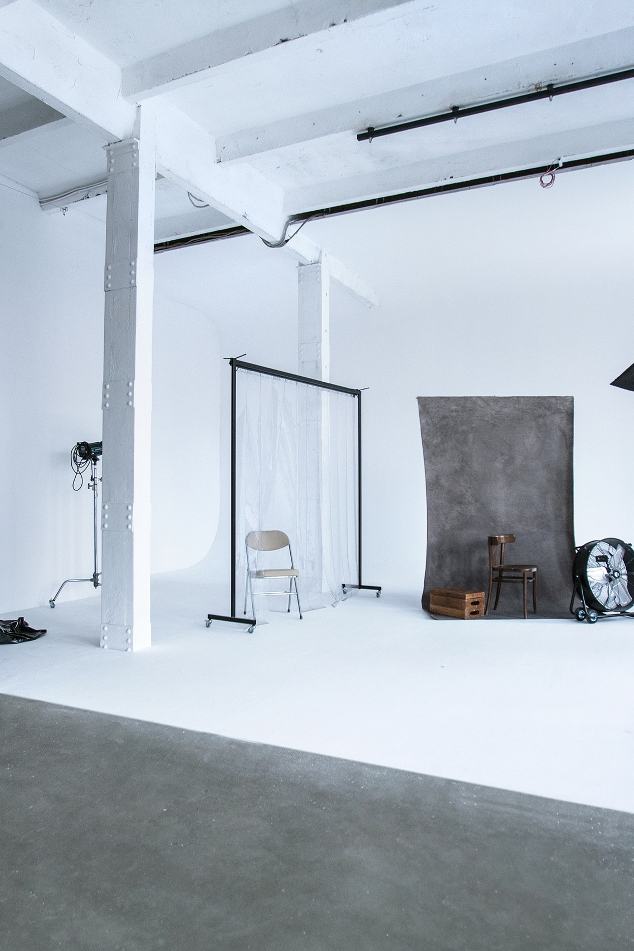 ЛОКАЦИЯ 223 — зал Циклорама для предм. съемки С.-Пб|Sale Easy