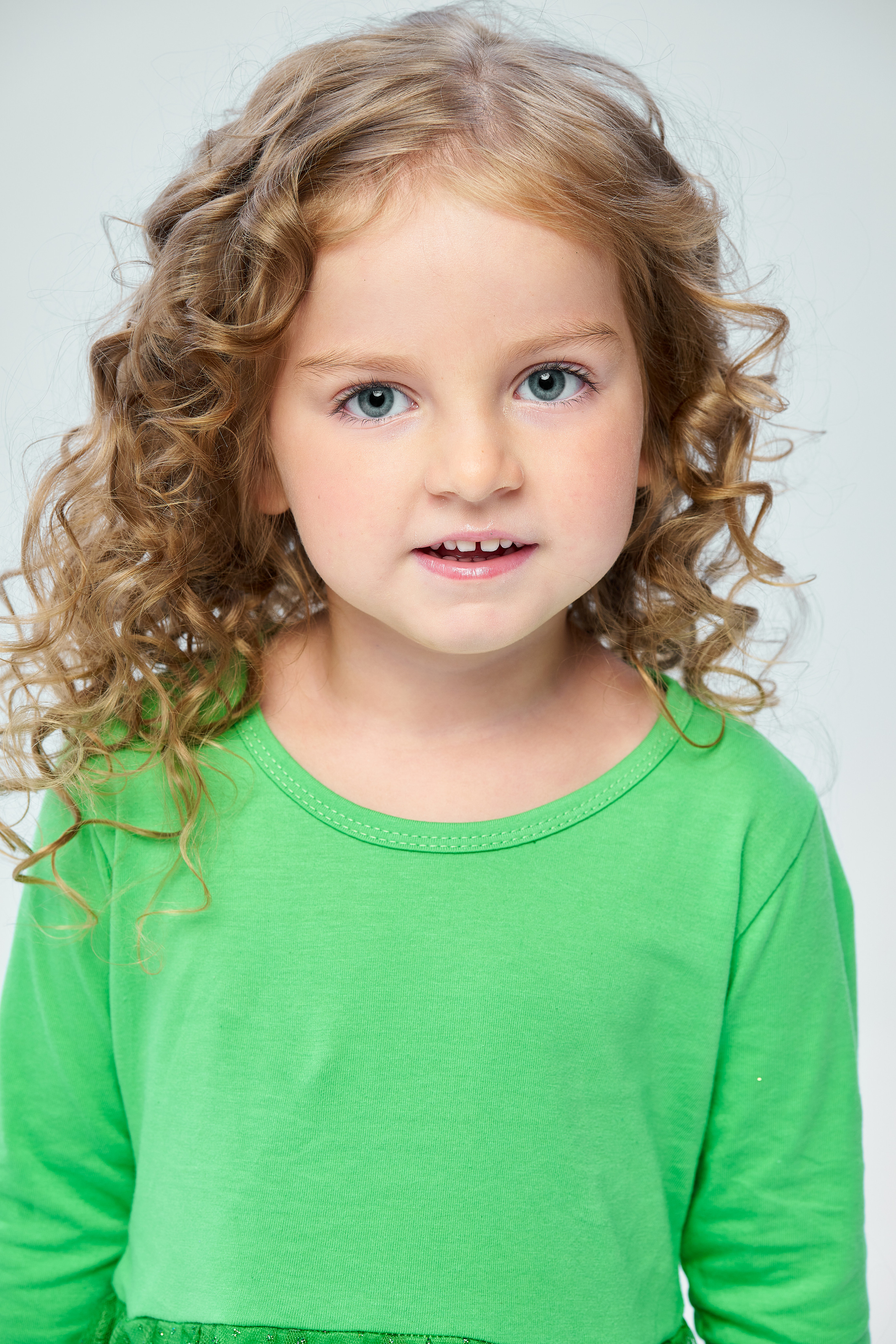 Модель девочка для предметной съемки  Мила Сочи| Sale Easy