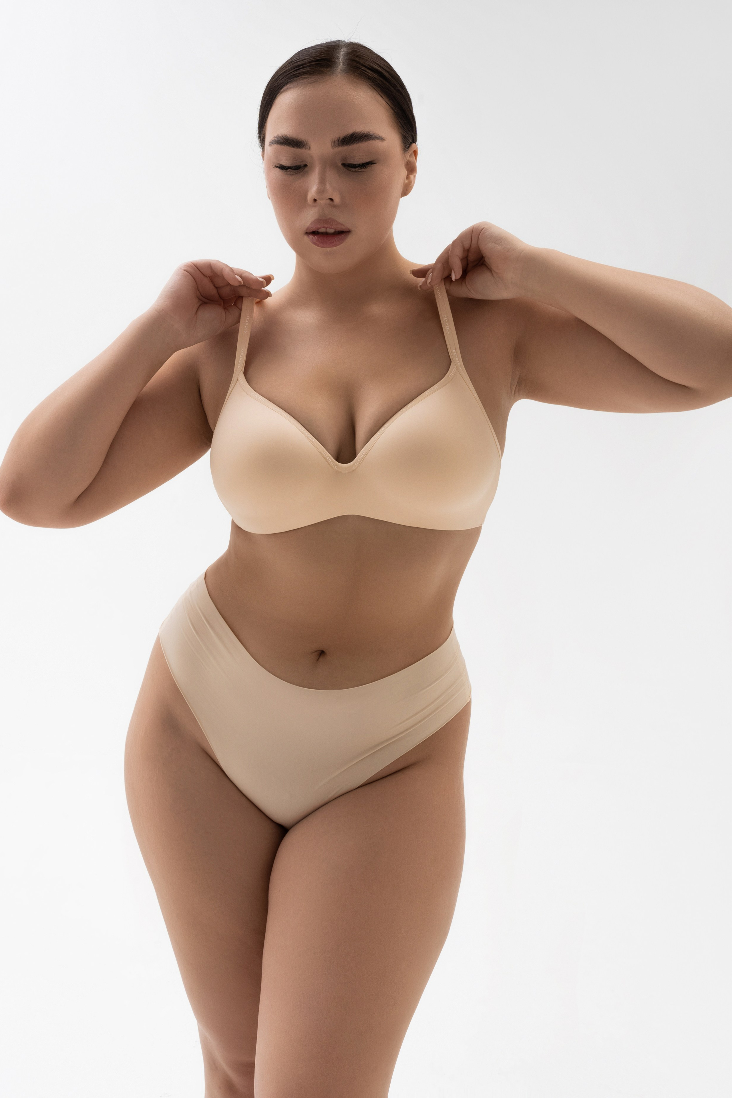 Модель plus size для предметной съемки Полина С-Петербург | Sale Easy