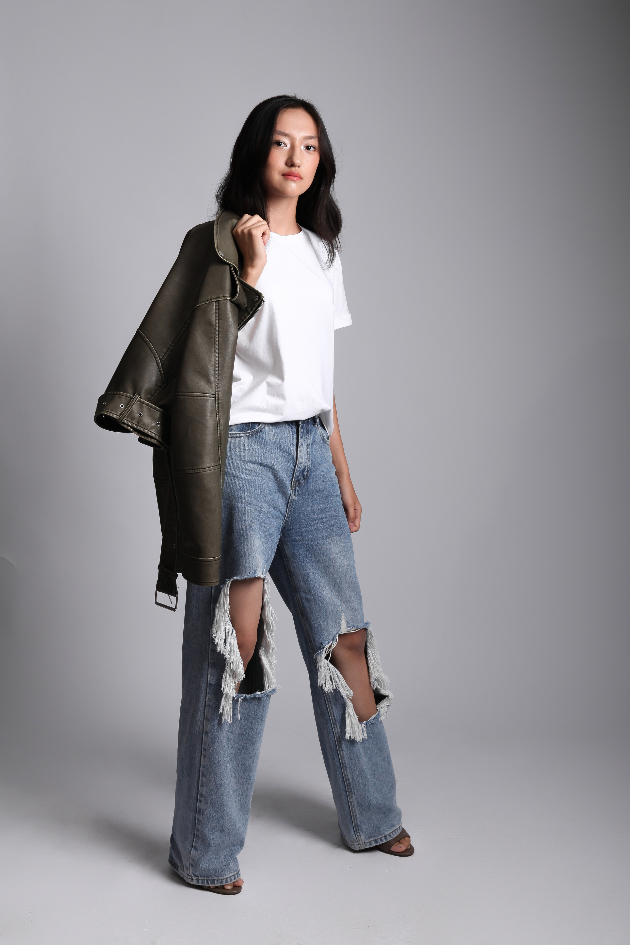 Модель для предметной съемки Камила Новосибирск| Sale Easy