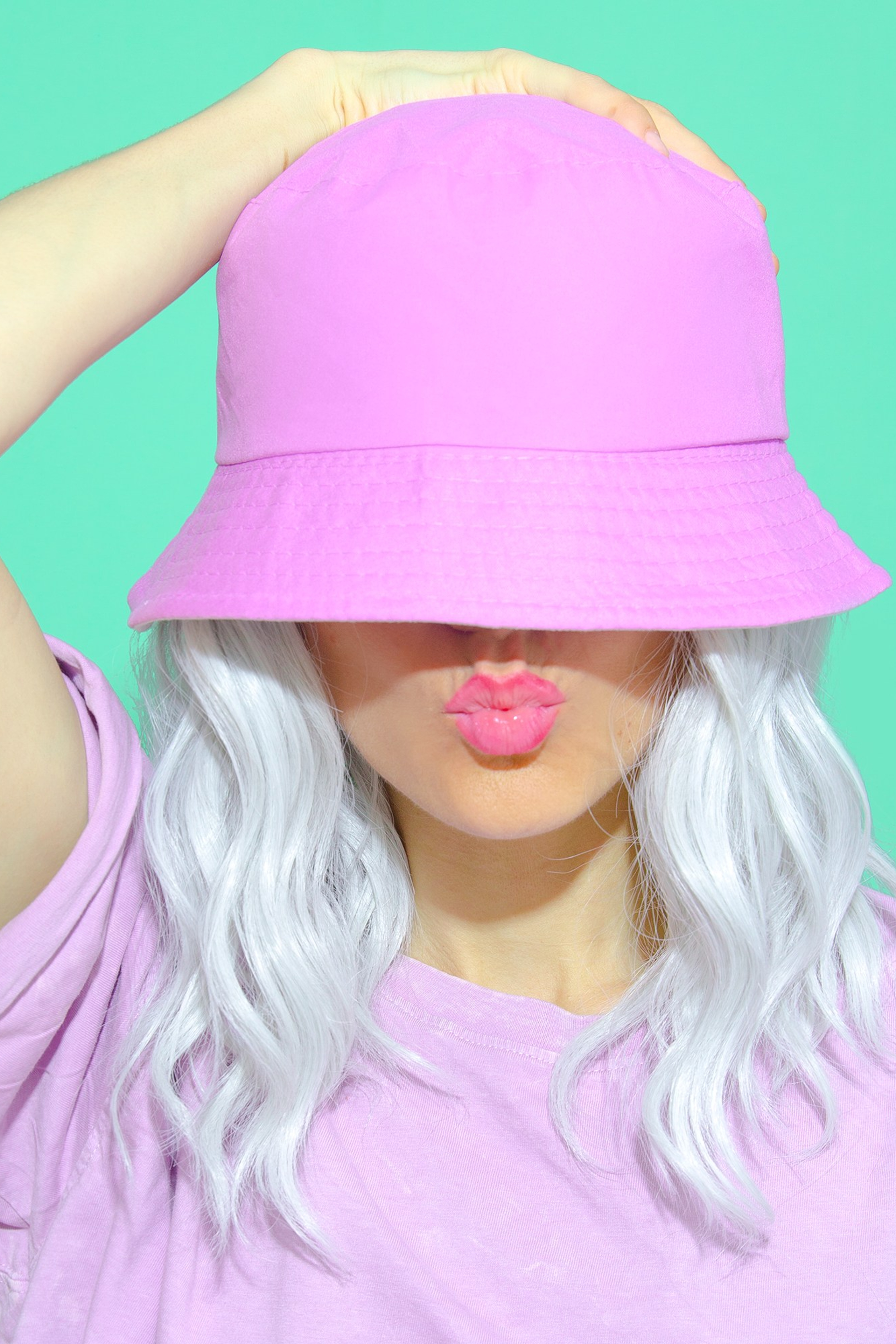 Референс для стильных шляпок с уникальными деталями и отделкой.