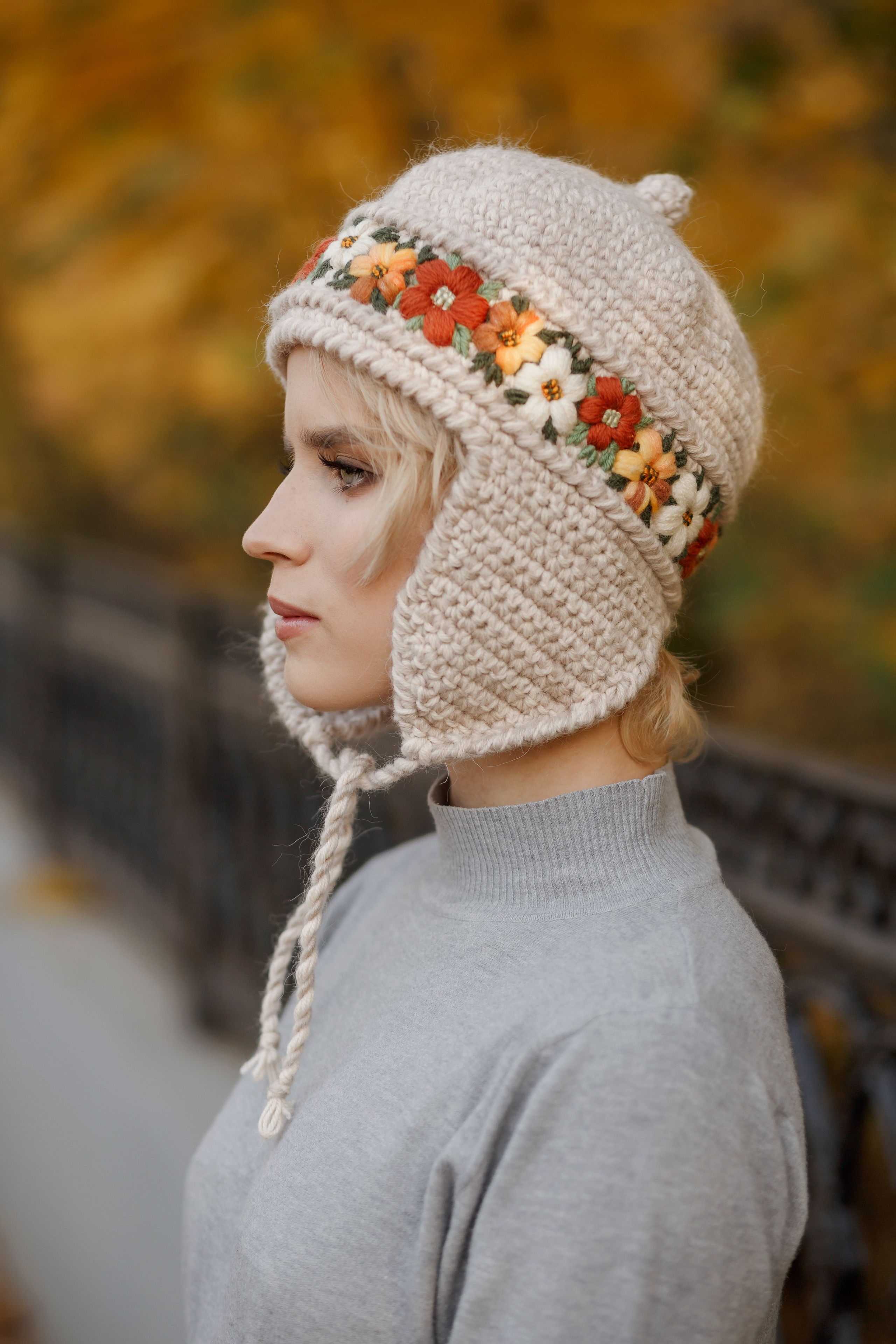 Идея для стильных шапок с вышивкой или аппликацией.