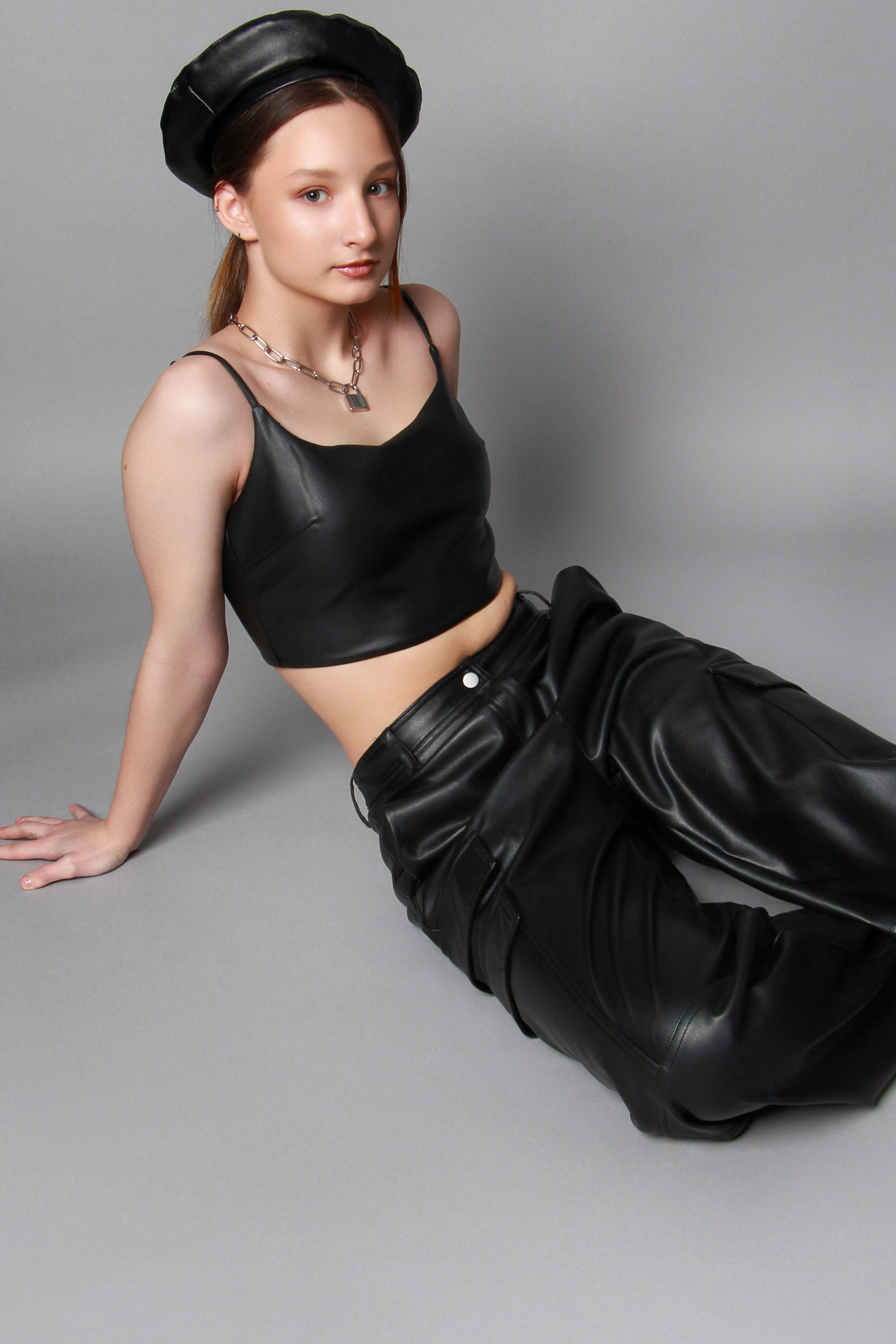 Модель для предметной съемки Арина В Новосибирск| Sale Easy