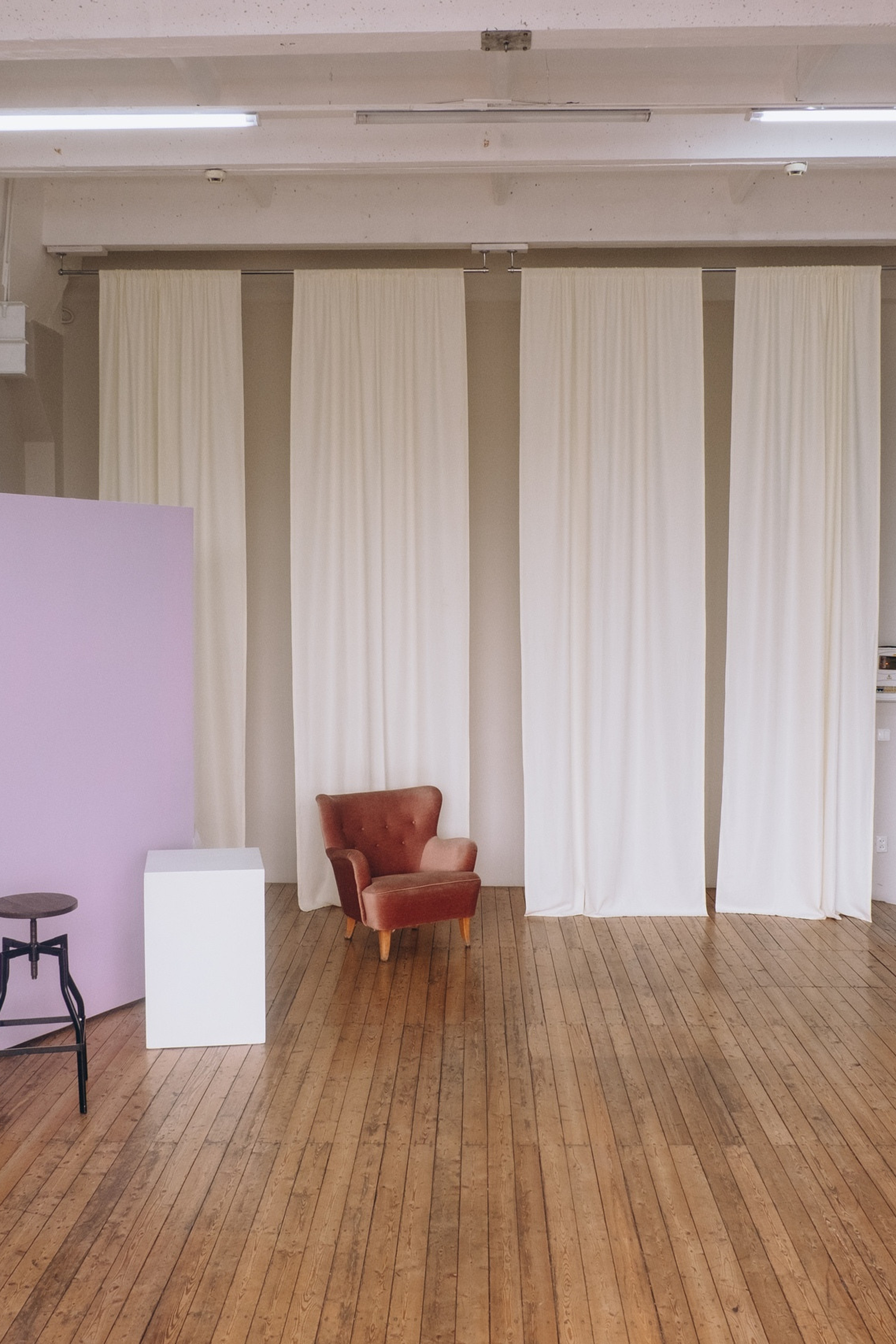 Студия ATOP Зал CMYK для предметной съемки  Новосибирск|Sale Easy