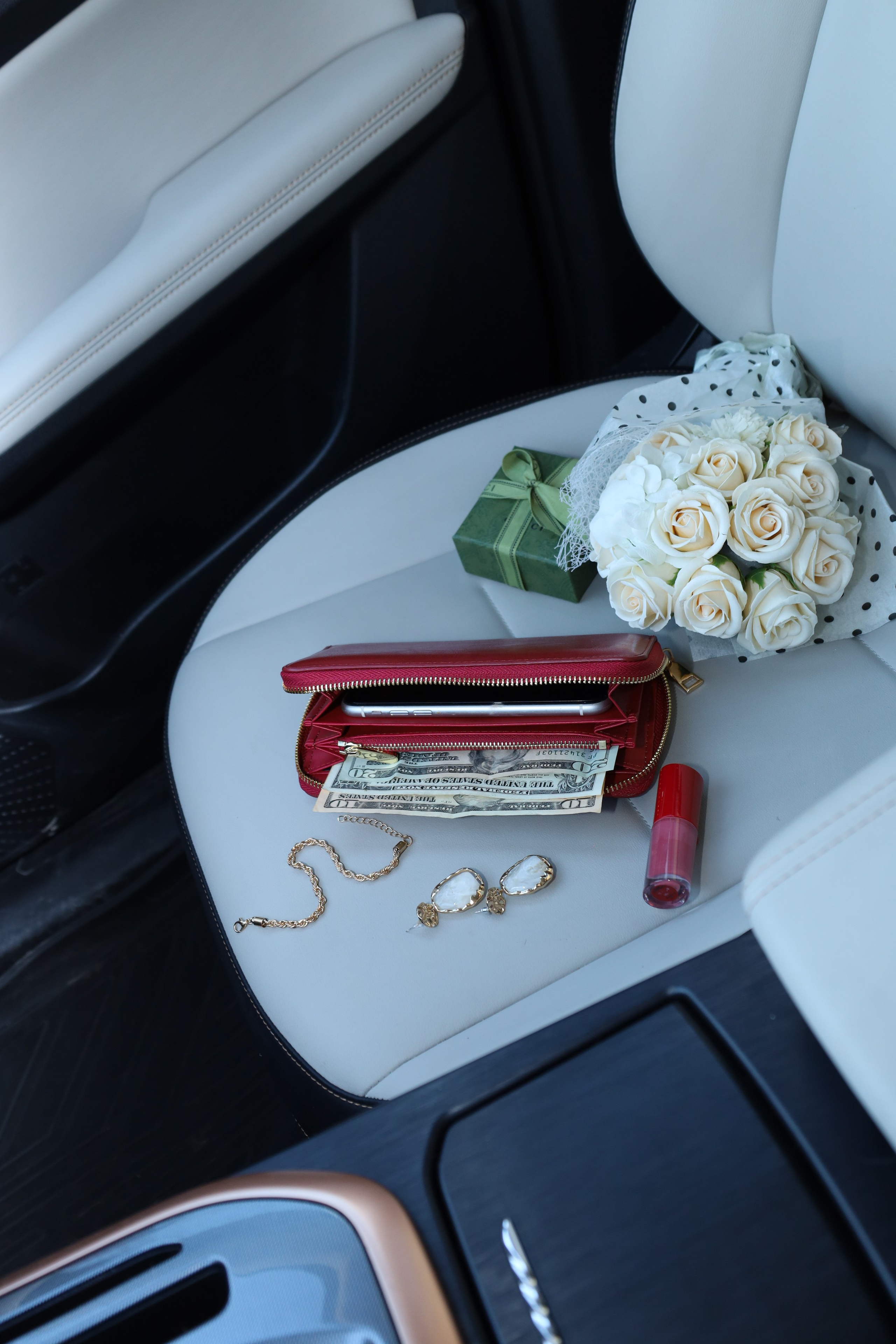 Креативная съемка в интерьере с акцентом на уют и стиль пространства