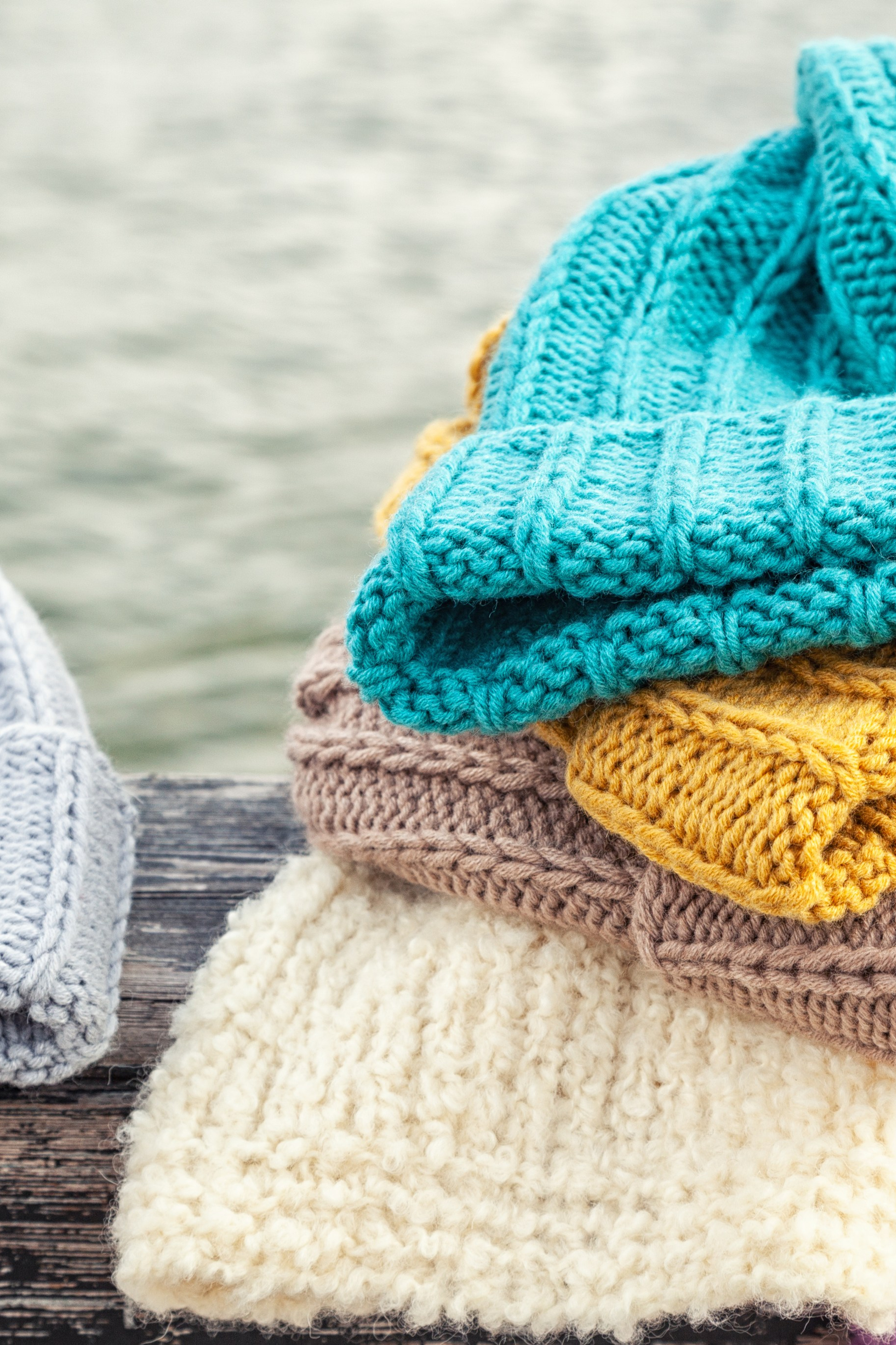 Пример вязаных шапок с уникальными узорами и цветами.