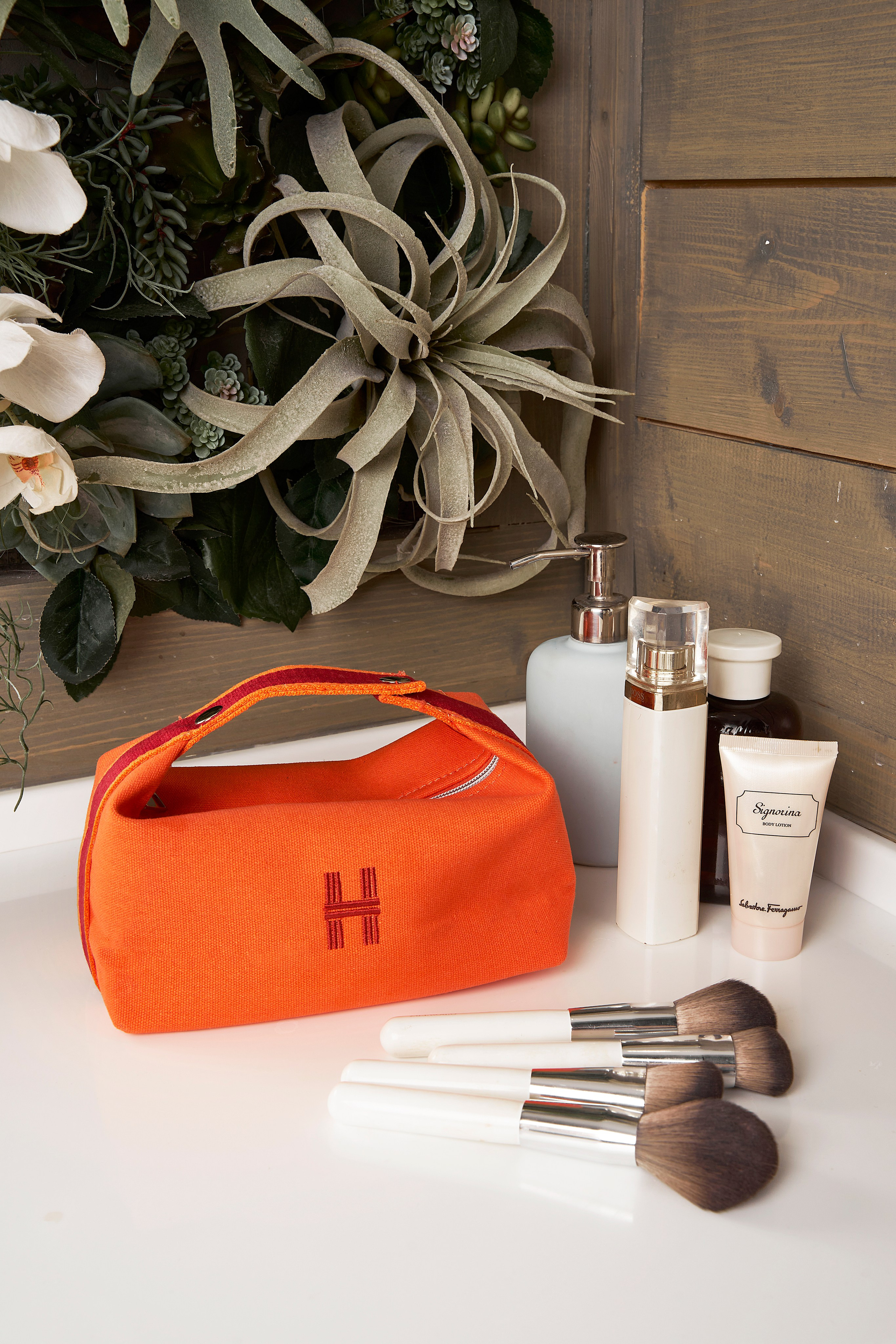 Съемка в интерьере с акцентом на стиль и гармонию пространства и продукта