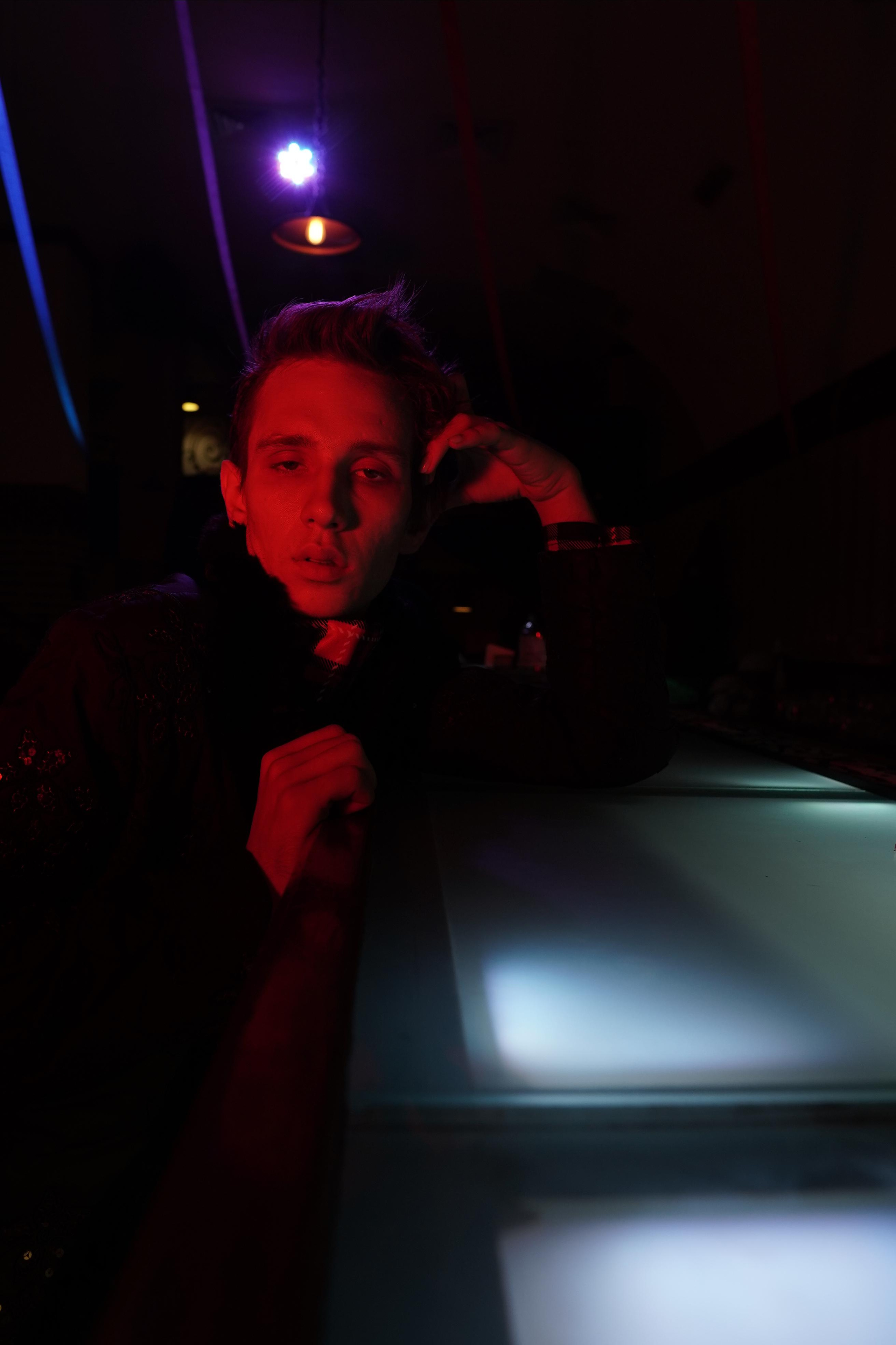 Модель для предметной съемки Виктор Москва | Sale Easy