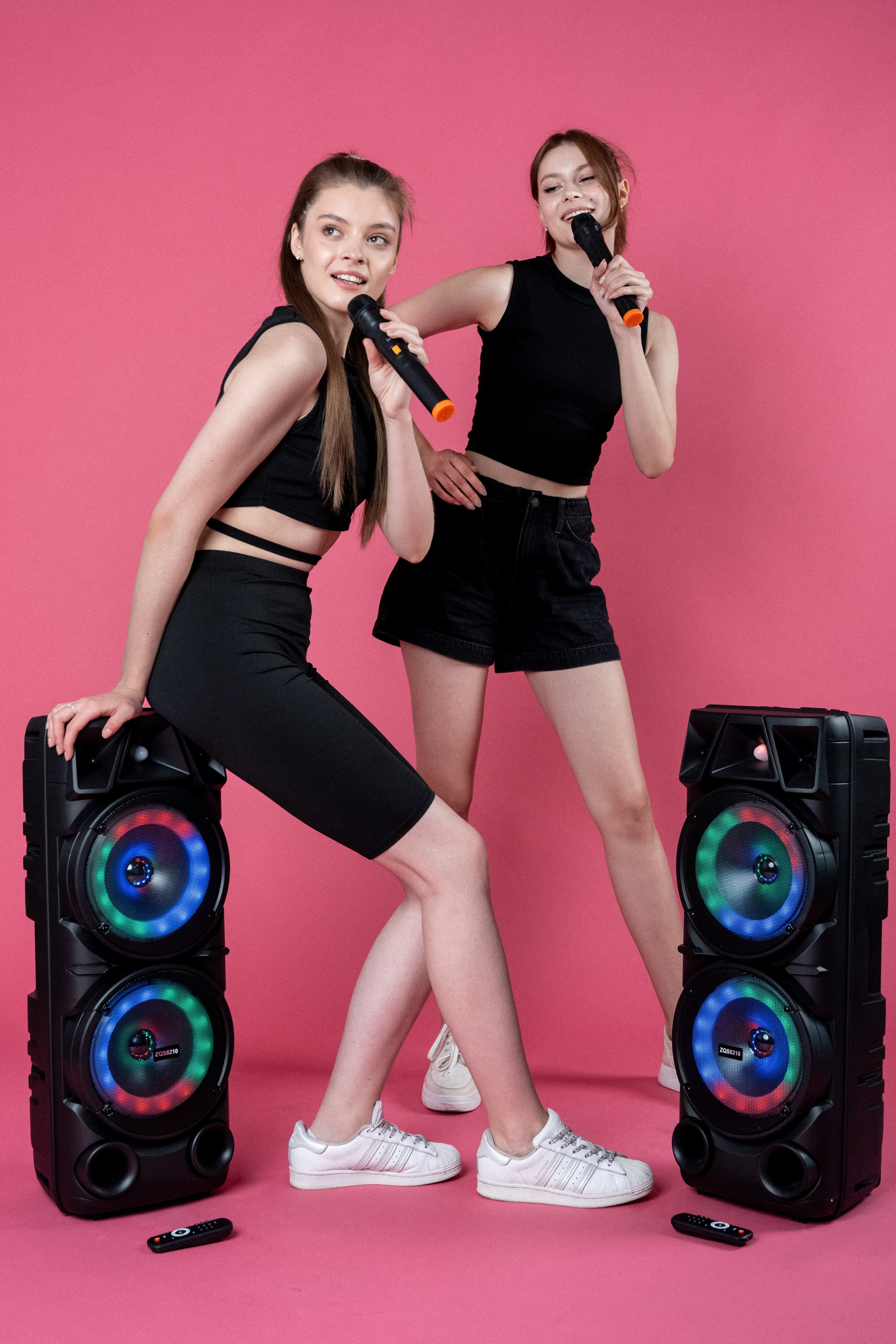 Предметная съемка техники, которая подчеркивает точность и качество сборки.