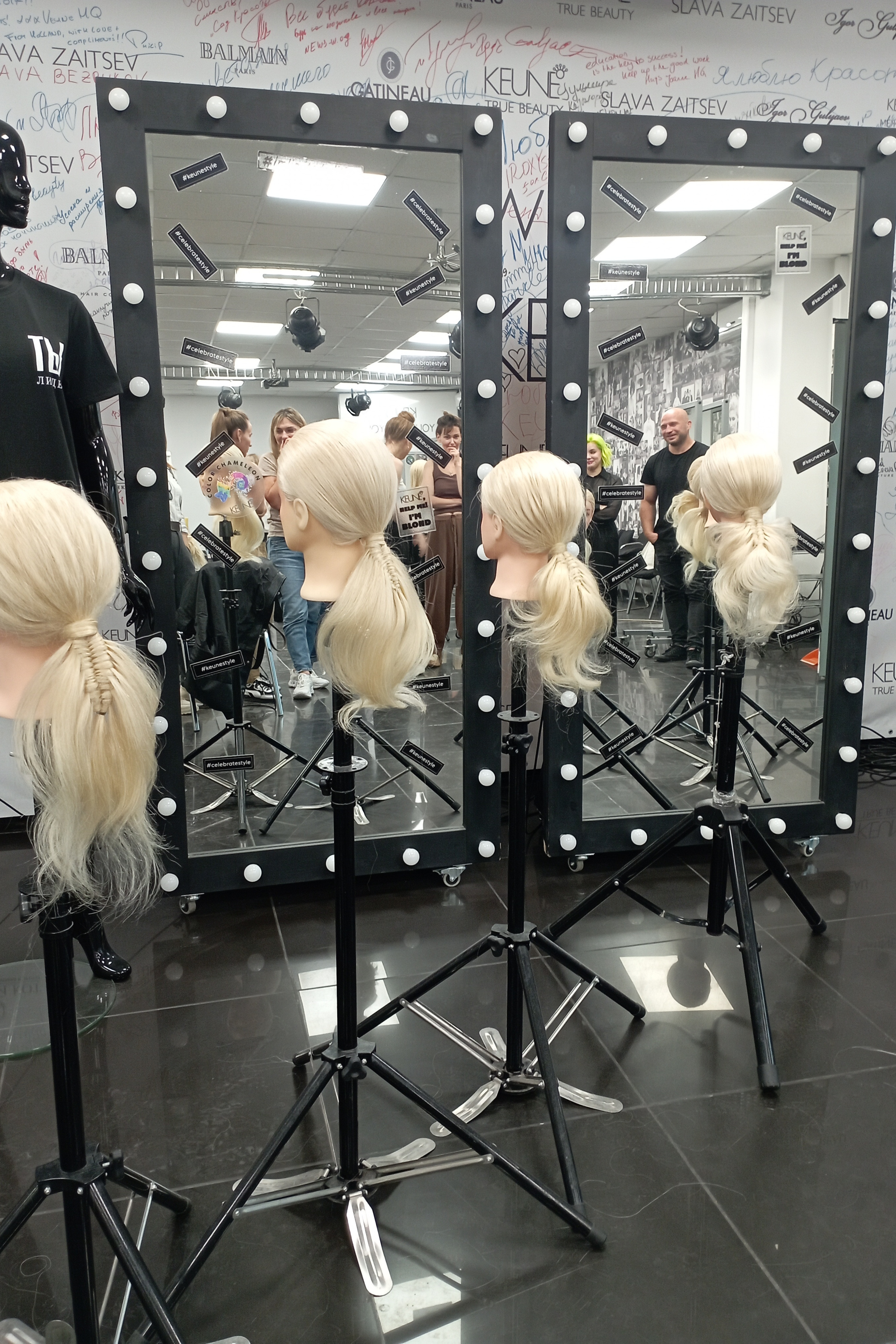 Обновление. Парикмахер Художник модельер. Визажист — стилист