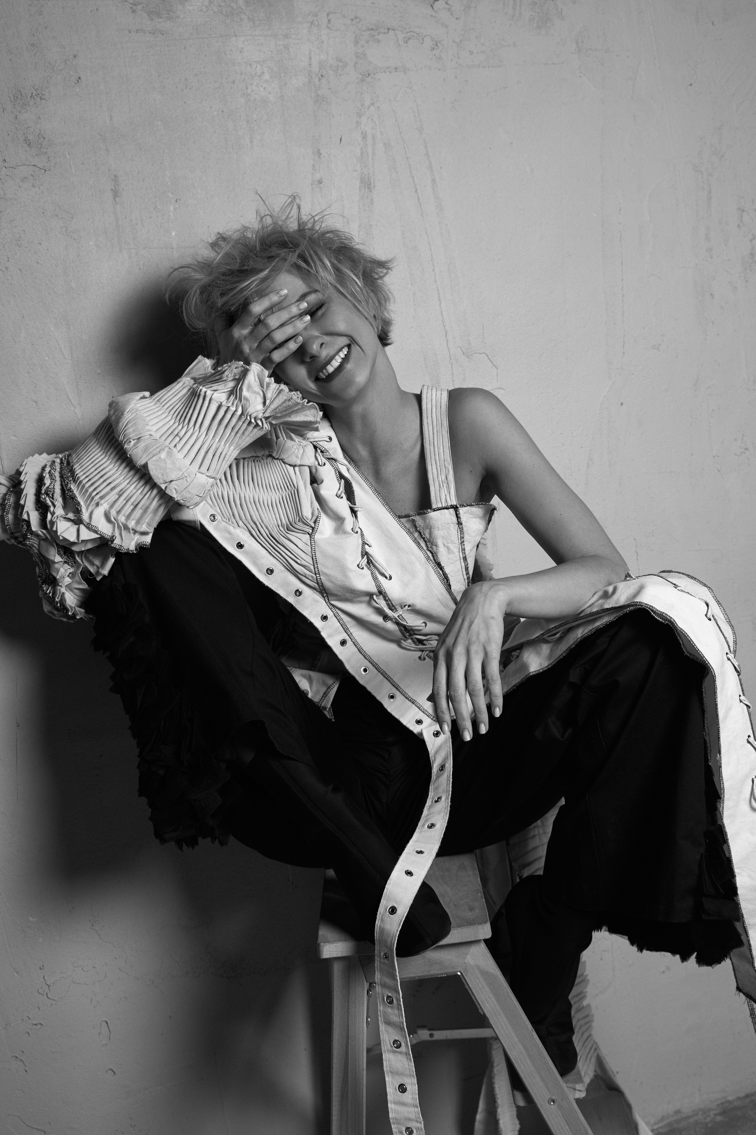 ПОЛИНА МАКСИМОВА «САМОИРОНИЯ». Портретный фотограф и актерское портфолио в Москве Оксана Кузь