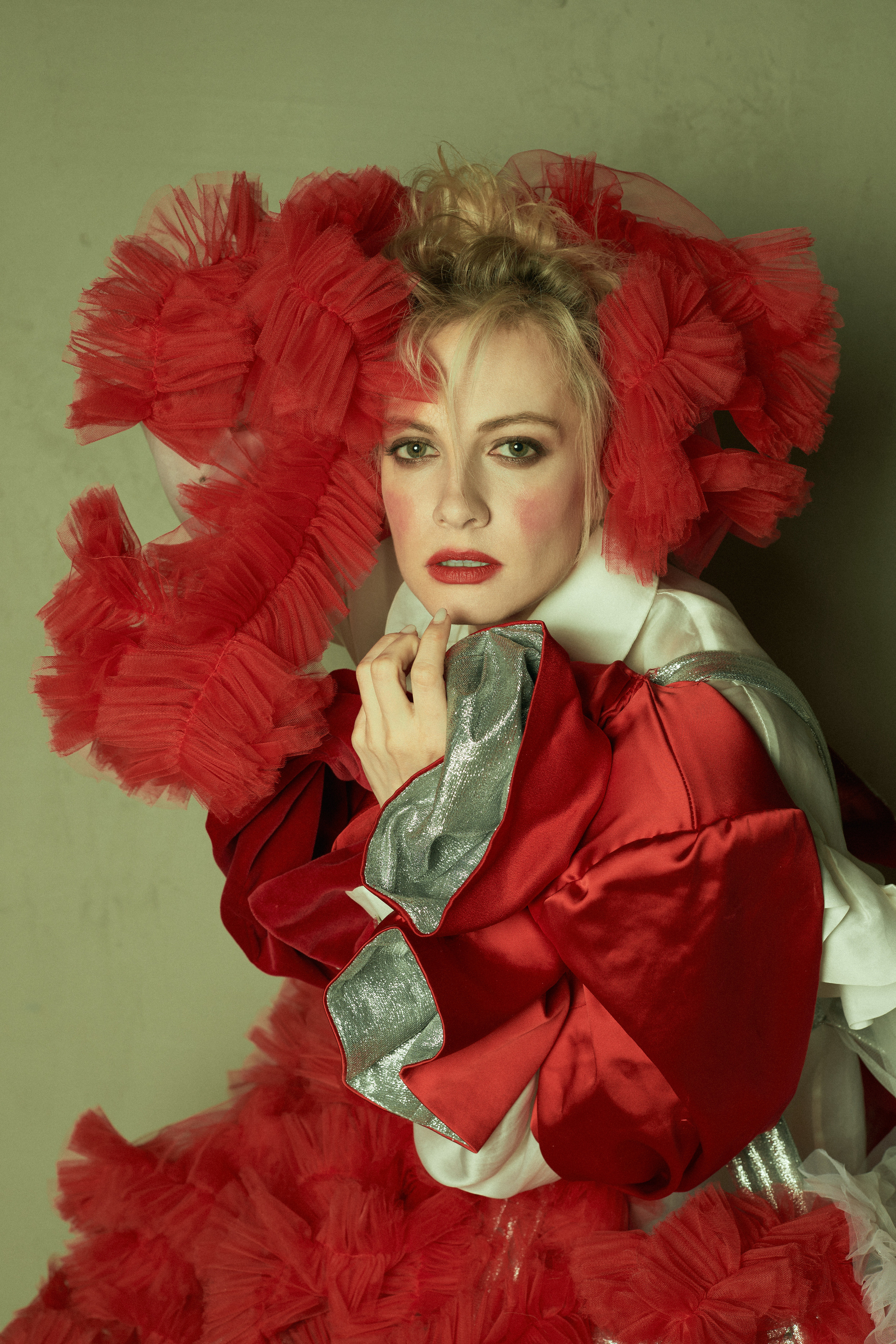 ПОЛИНА МАКСИМОВА «САМОИРОНИЯ». Портретный фотограф и актерское портфолио в Москве Оксана Кузь