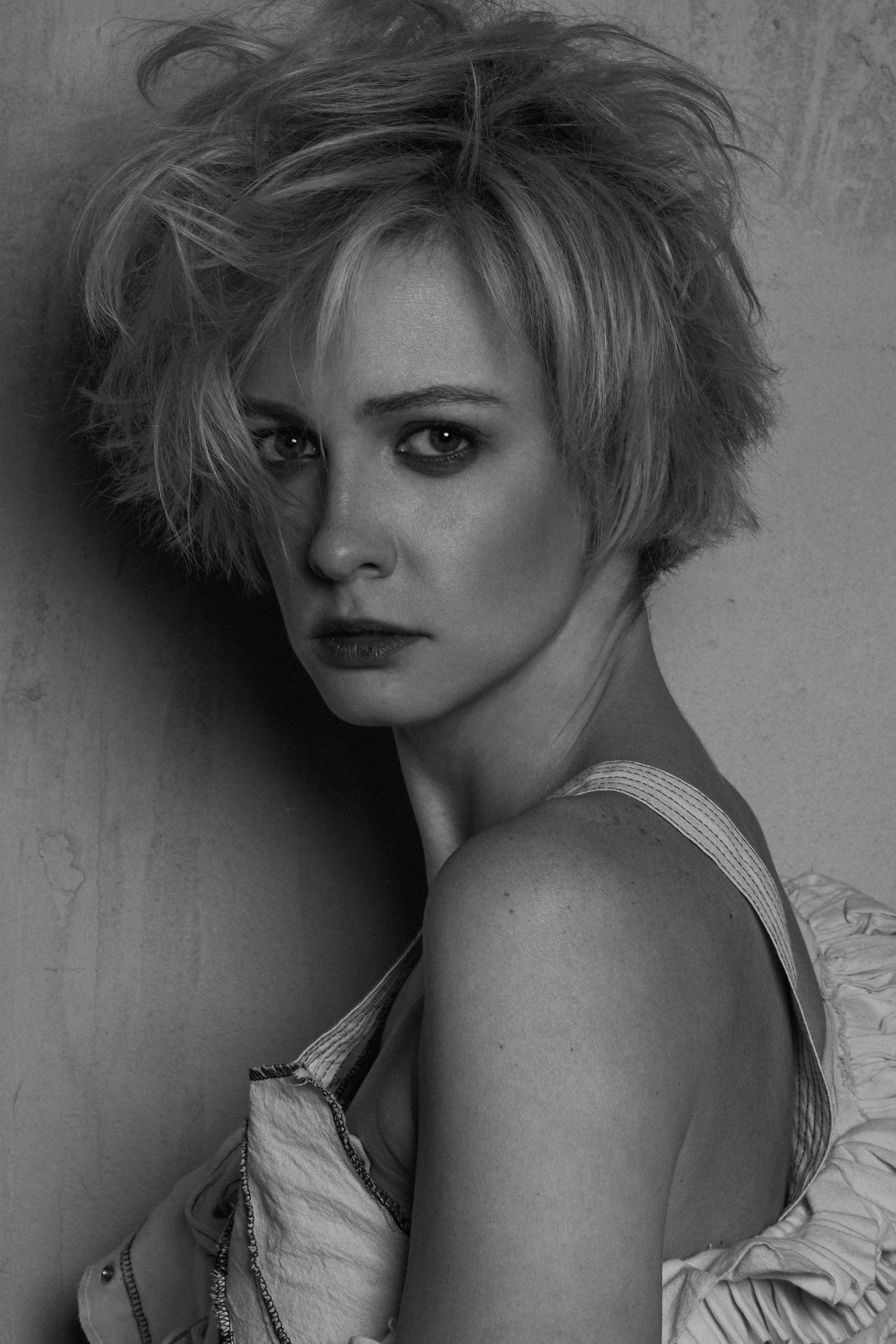 ПОЛИНА МАКСИМОВА «САМОИРОНИЯ». Портретный фотограф и актерское портфолио в Москве Оксана Кузь